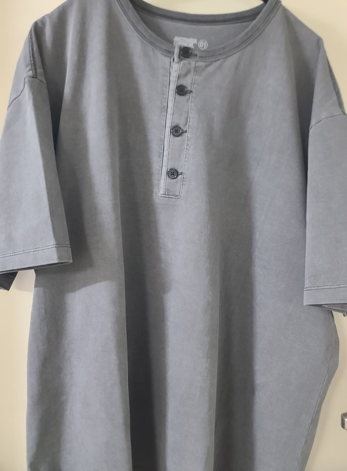 [1] 어나더오피스 프렌치 헨리넥 반팔 차콜 상품이미지2