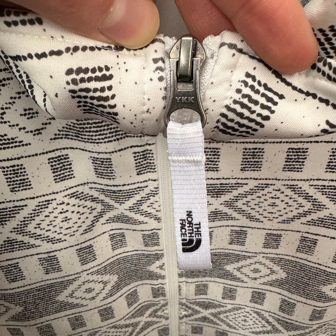 노스페이스 우먼스 트랙 자켓 에스닉 패턴 화이트 그레이 상품이미지5