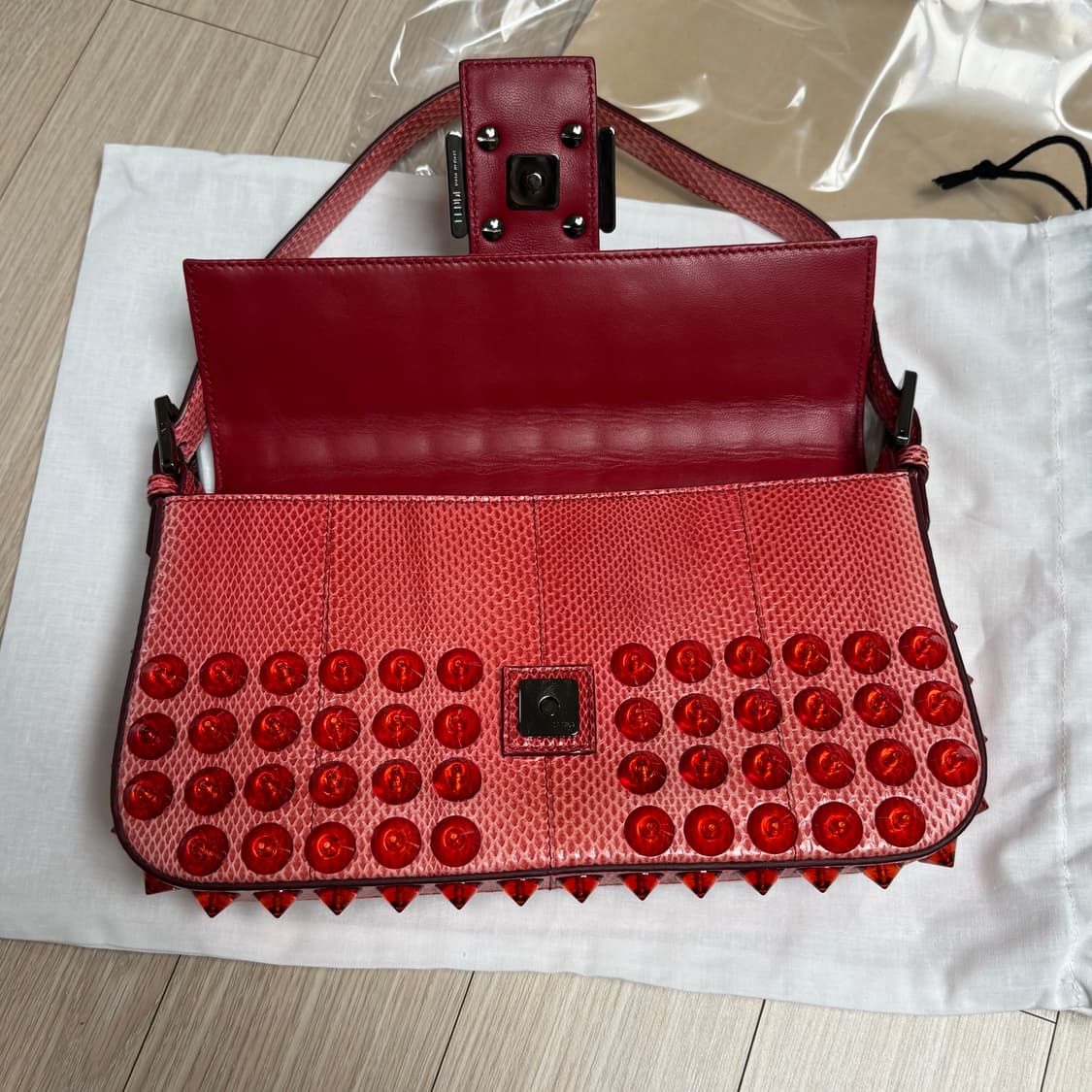 펜디 리미티드 파이톤 스터드 바게트백 상품이미지8