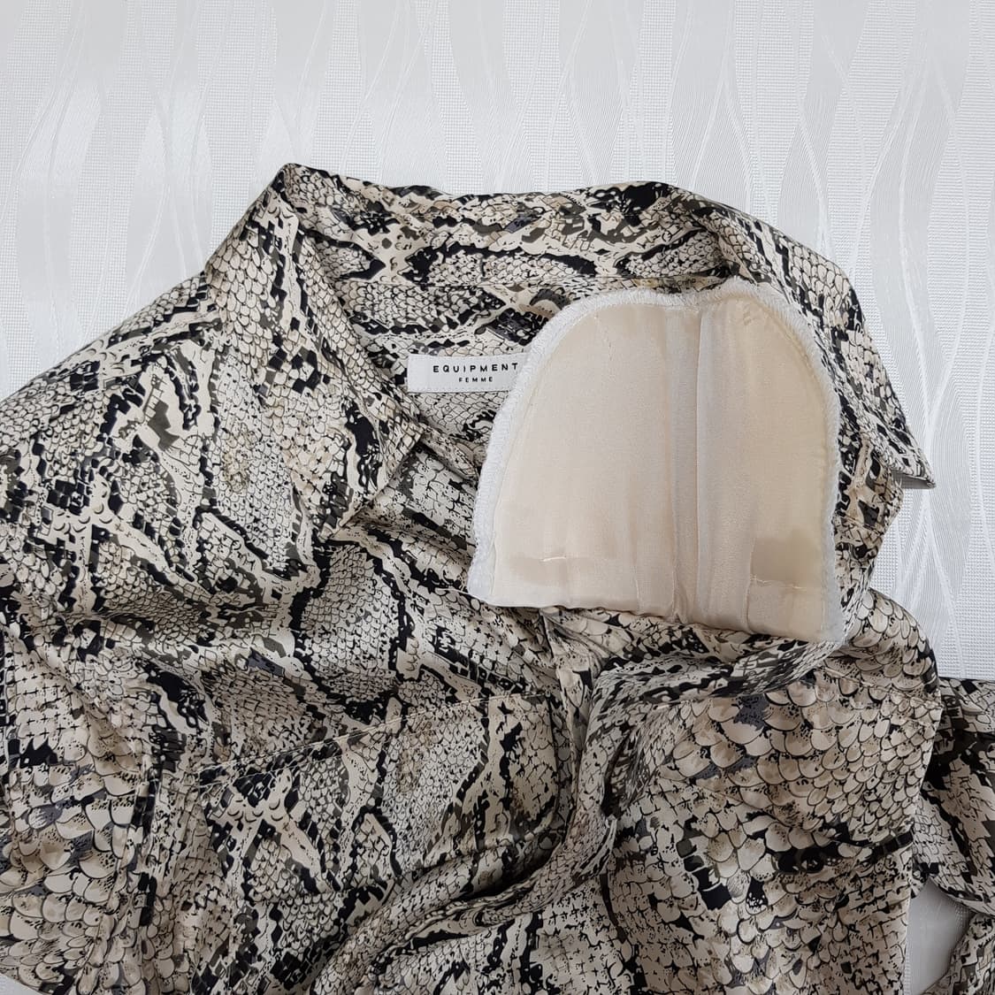 이큅먼트 실크 파이톤 패턴 셔츠 XS사이즈 상품이미지5