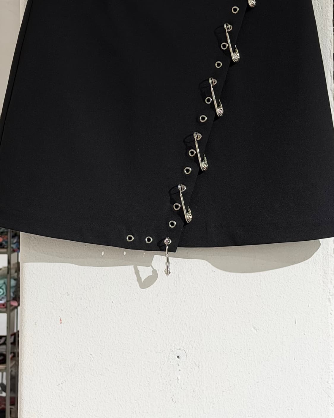 베르수스 베르사체 블랙 실버 아일렛 세이프핀 장식 미니 스커트 상품이미지3