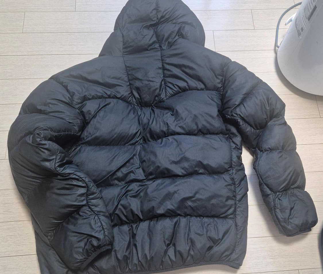 나이키 ACG 루나레이크m 패딩 블랙 색상입니다. 상품이미지2