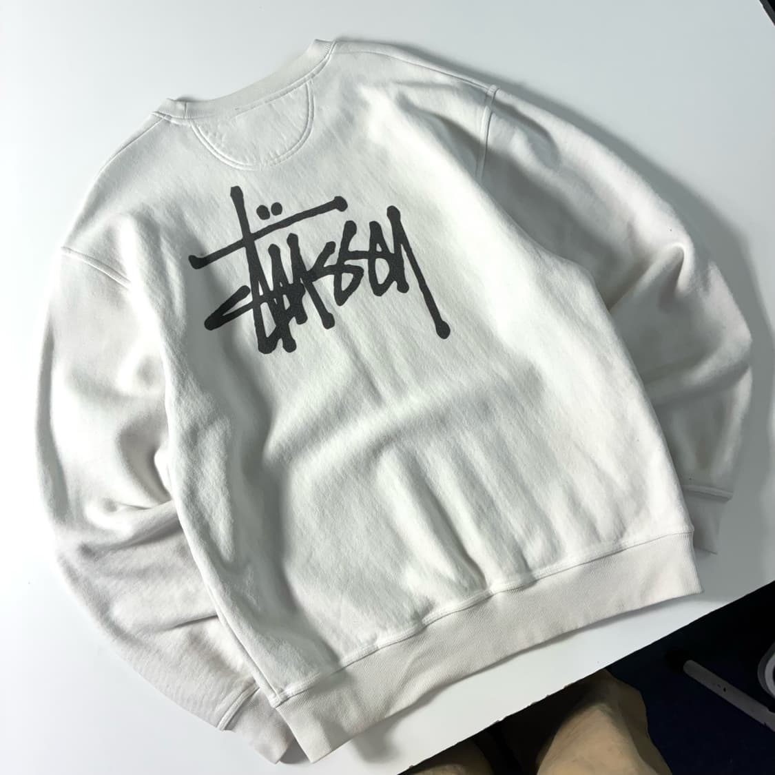Stussy  스투시 베이직 피그먼트 다이드 화이트 맨투맨  상품이미지1