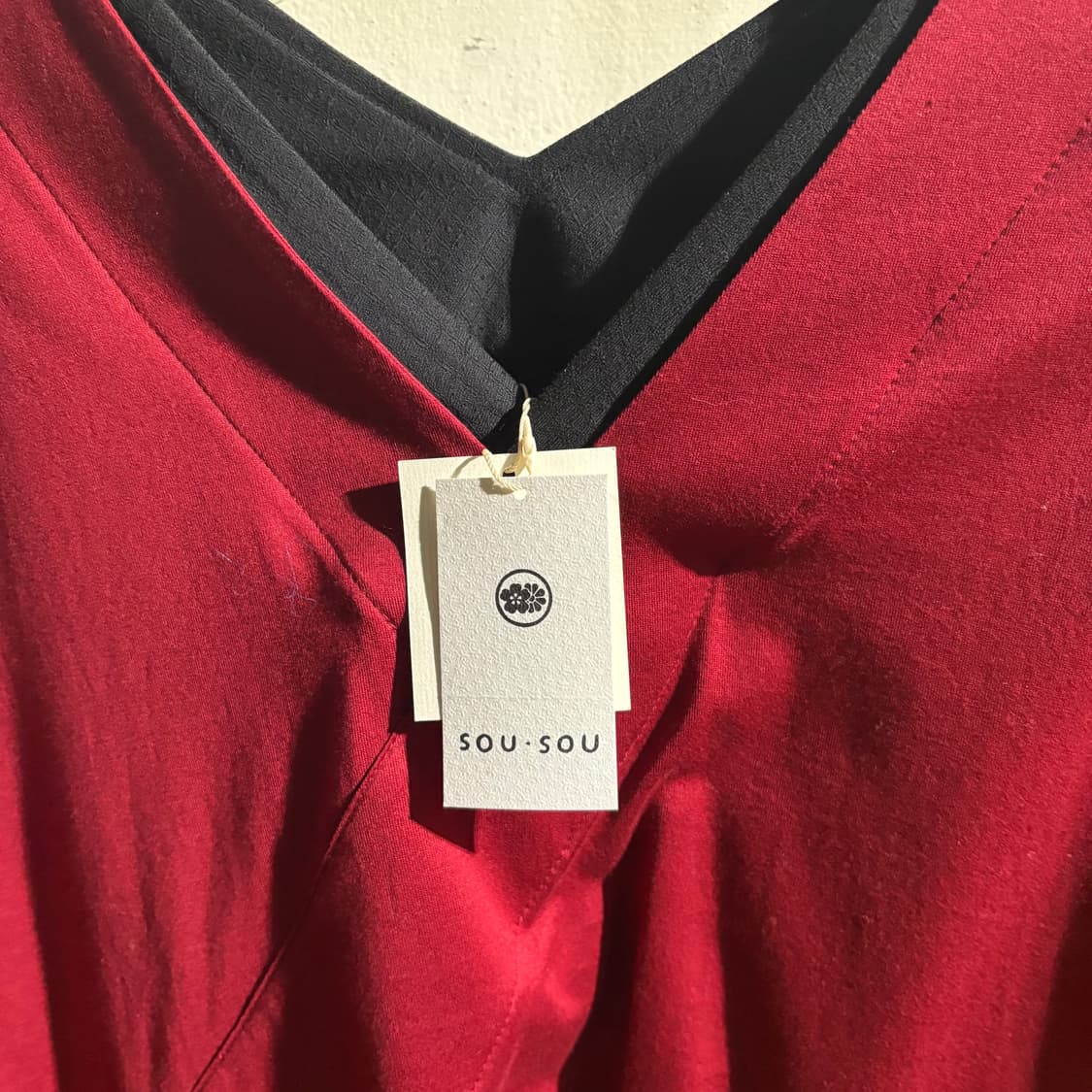 소우소우 블랙&레드 브이넥 탑 상품이미지3