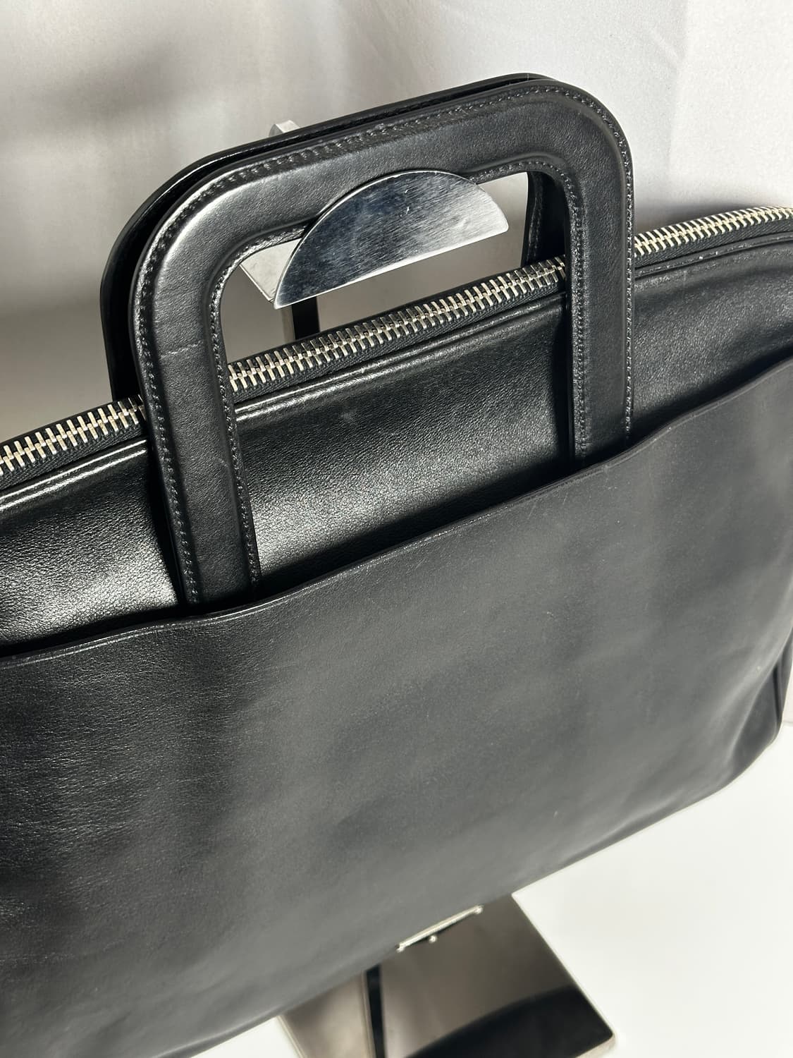프라다 블랙 카프스킨 슬라이드 핸들 브리프케이스 상품이미지3