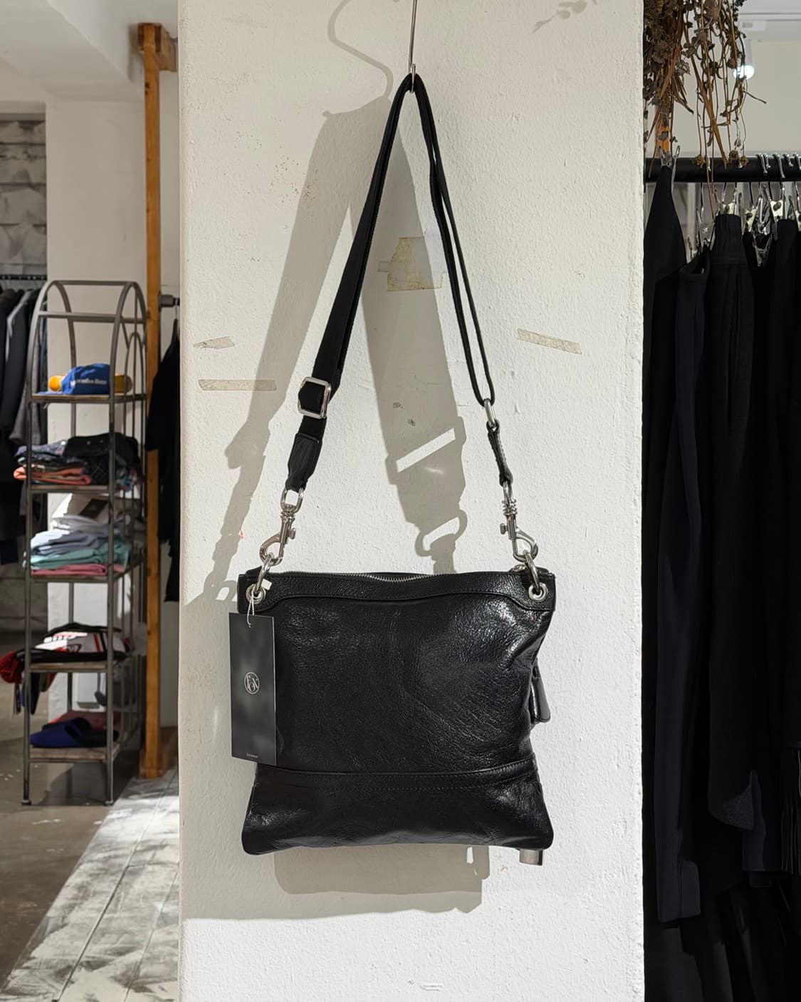 돌체앤가바나 블랙 레더 로고 크로스 백 상품이미지4