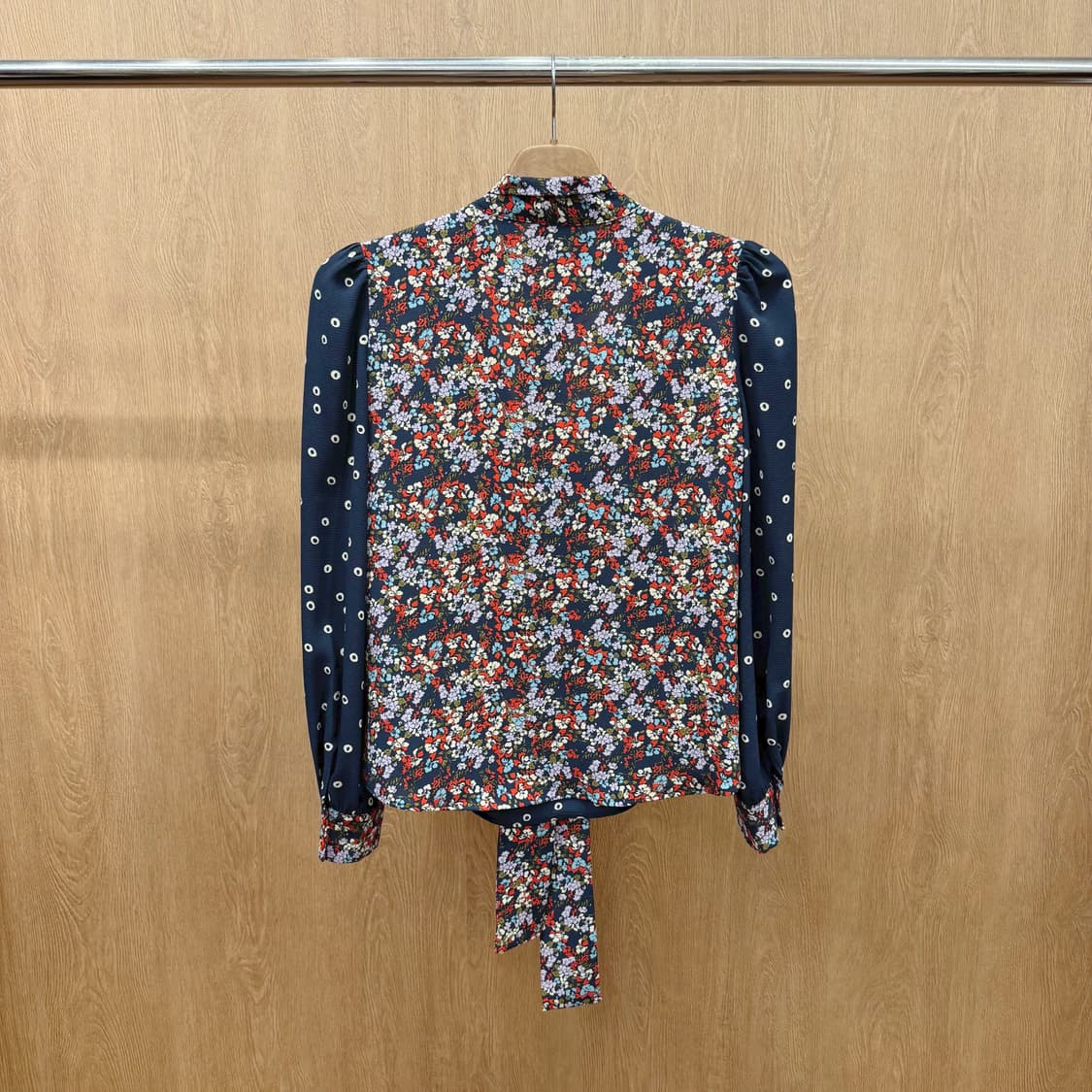 막스앤코 플라워 패턴 도트 믹스 블라우스 리본 타이 넥 디테일 네이비 상품이미지3