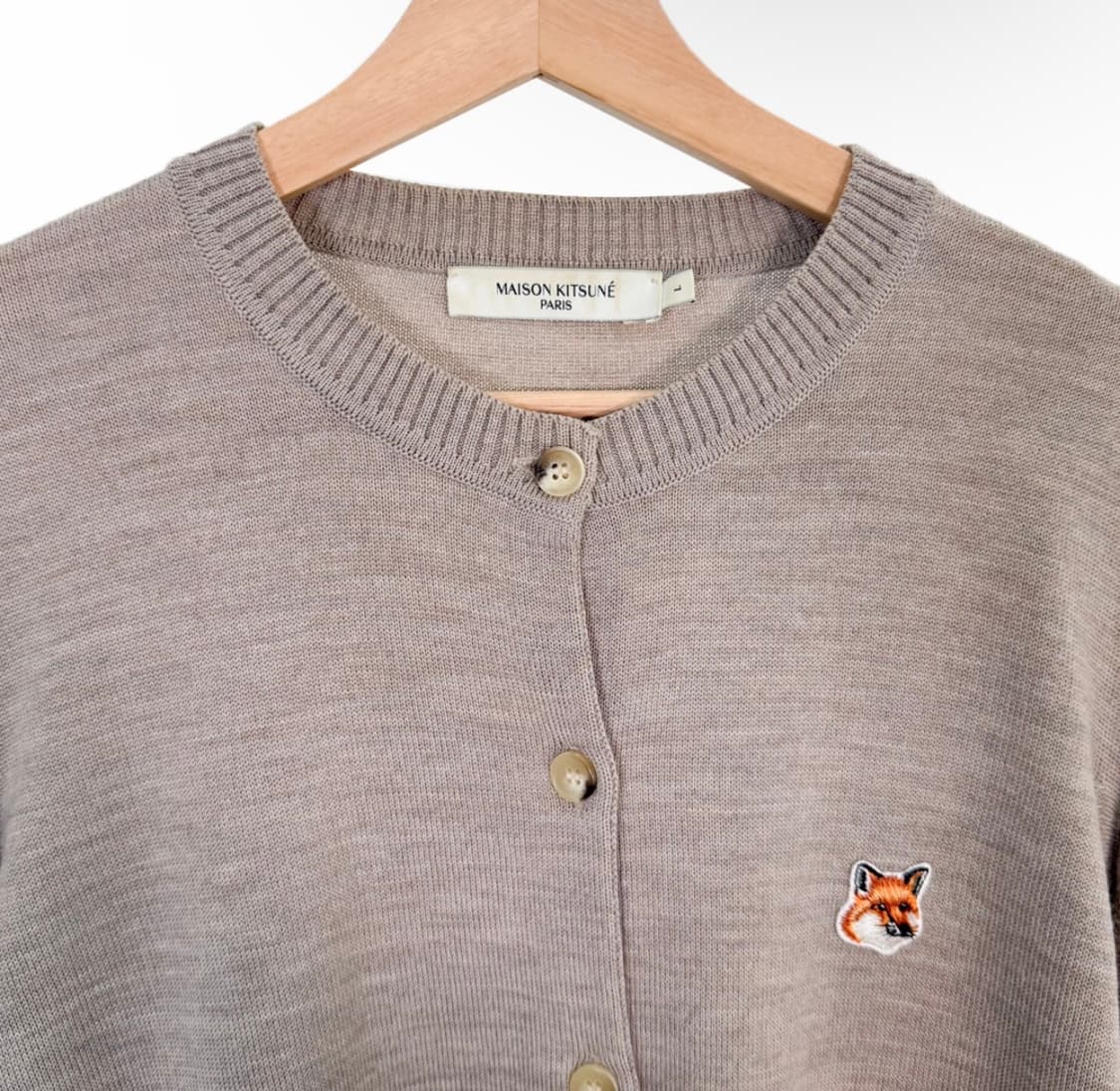 [L] 메종키츠네 여성 폭스헤드 패치 라운드넥 울 가디건 베이지 멜란지 상품이미지3