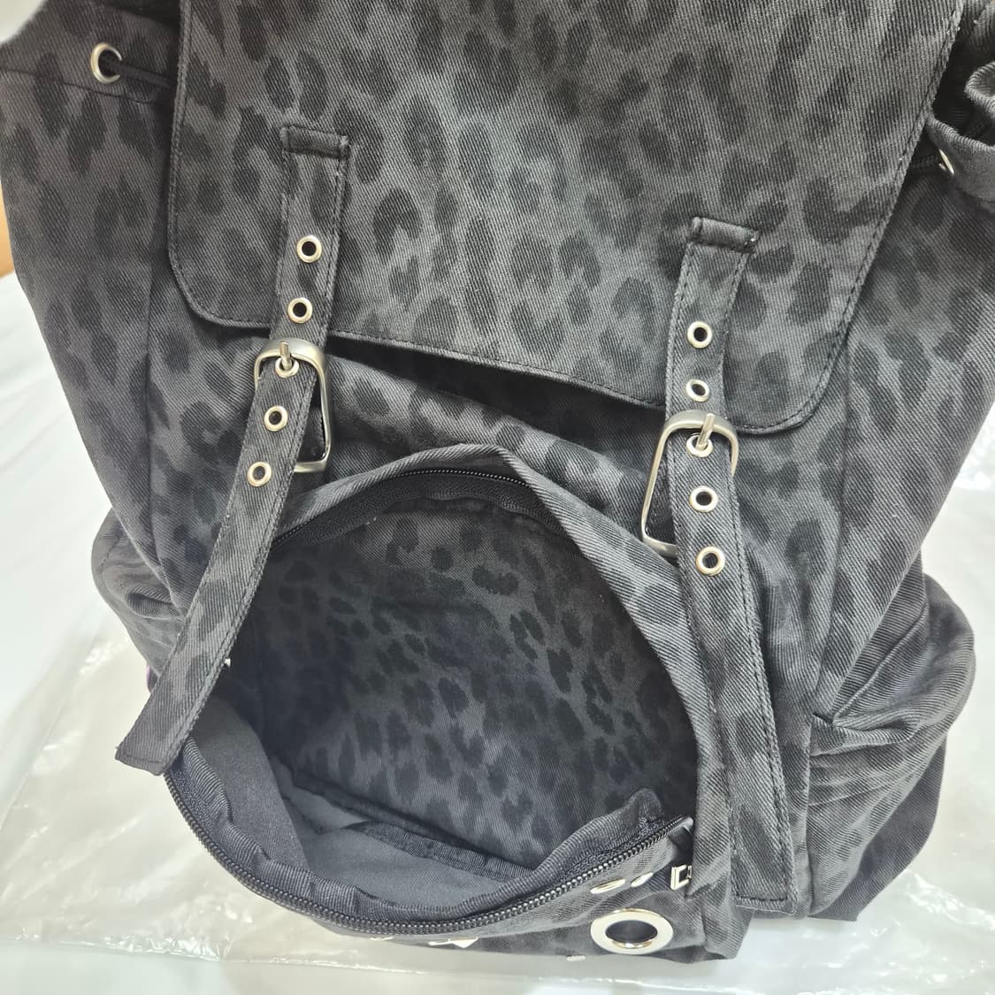 (새상품) 여밈 로우 레이아웃 백팩 (레오파드챠콜) 상품이미지9