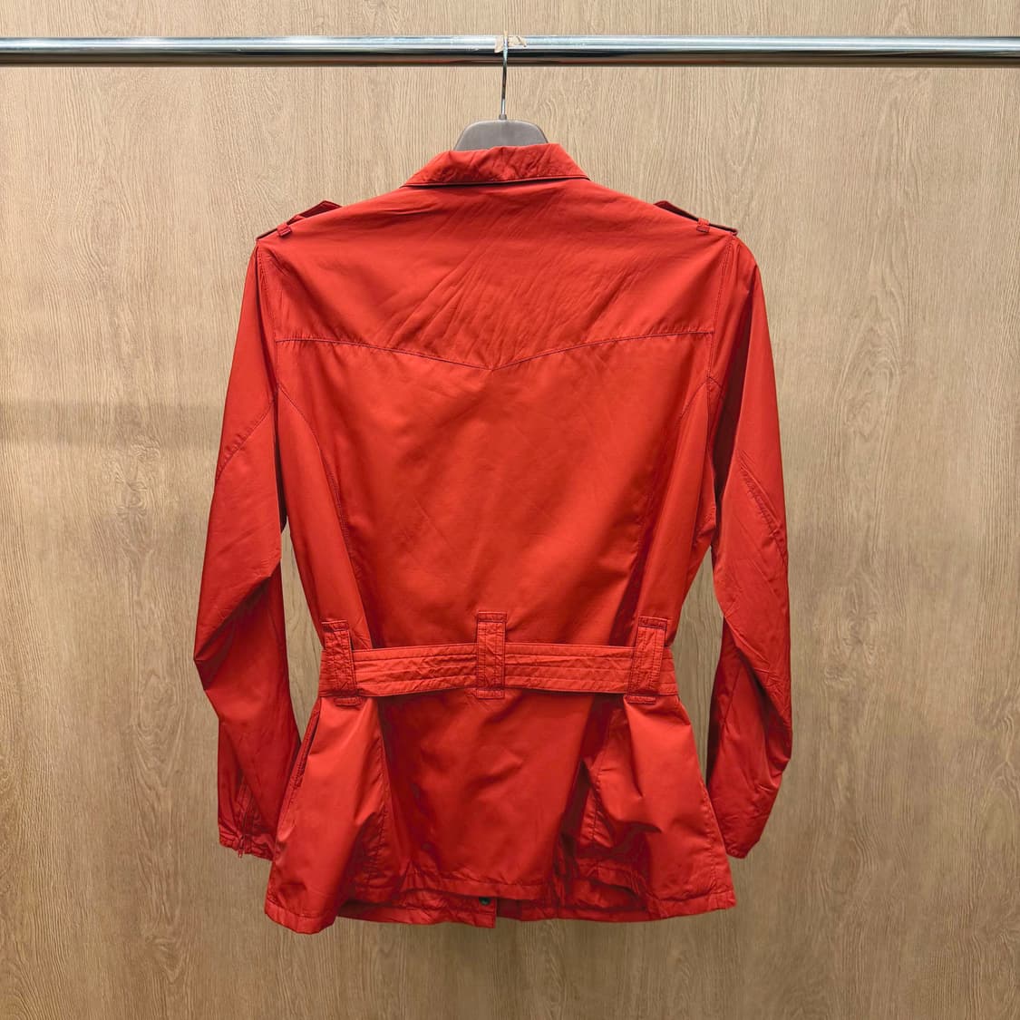 바버 필드 자켓 어깨 견장 벨트 스트랩 플랩 포켓 디테일 레귤러핏 레드 상품이미지3