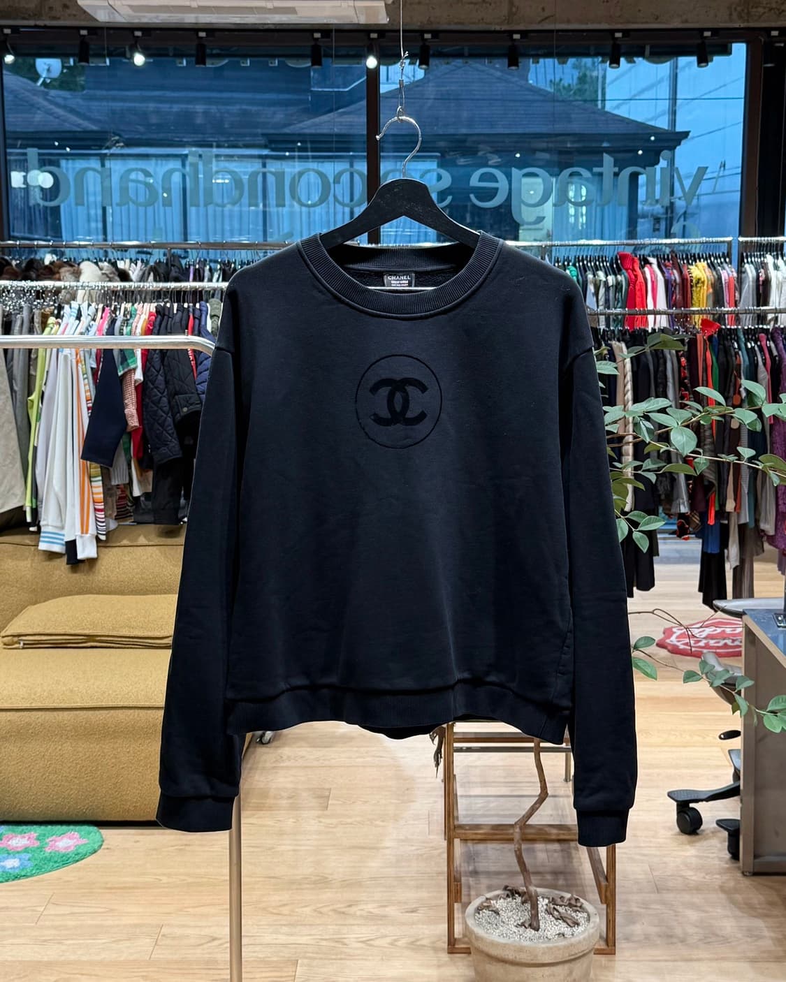 샤넬 유니폼 블랙 로고 자수 스웻 셔츠  상품이미지1