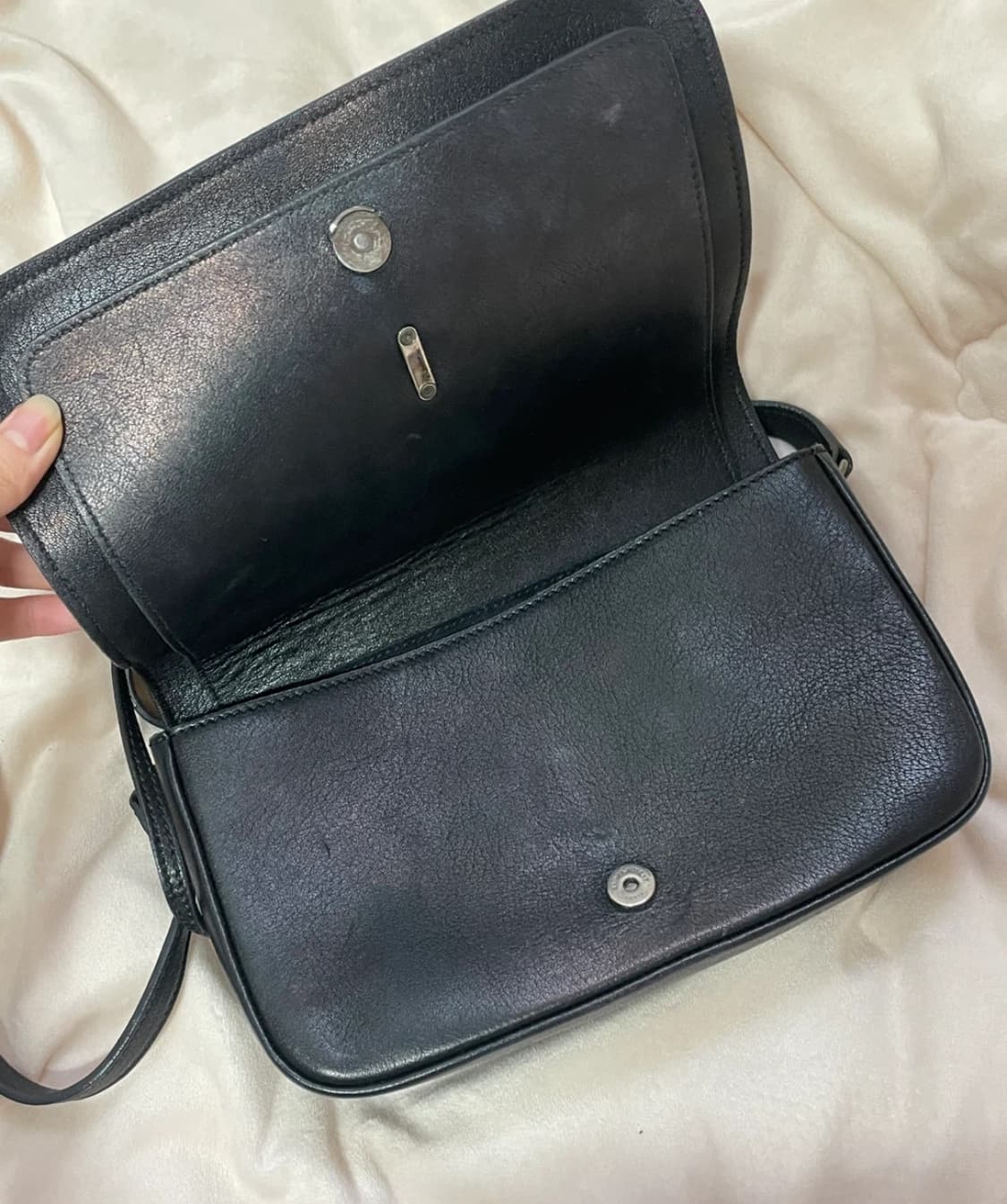 생로랑 블랙 스터드 레더 숄더백 상품이미지8