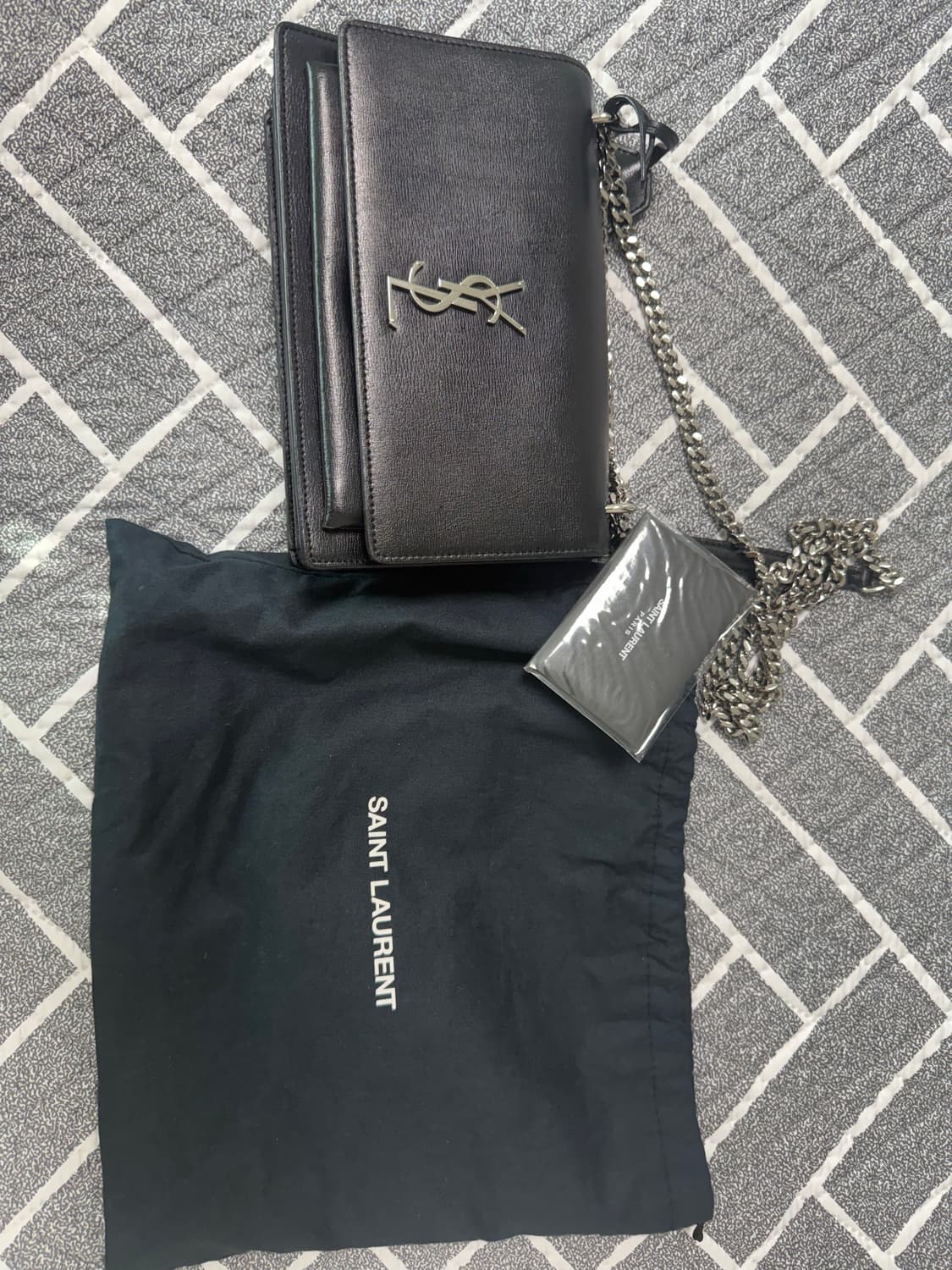 생로랑 스무스 레더 실버 모노그램 선셋 미디움백 블랙 상품이미지2