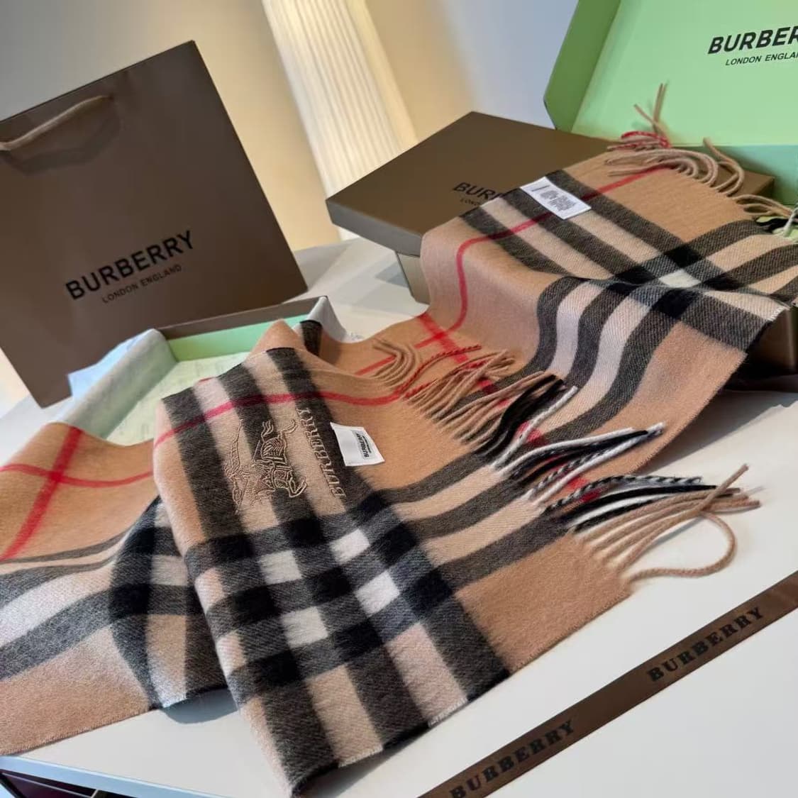 버버리숙녀 리버서블 스카프
 상품이미지2