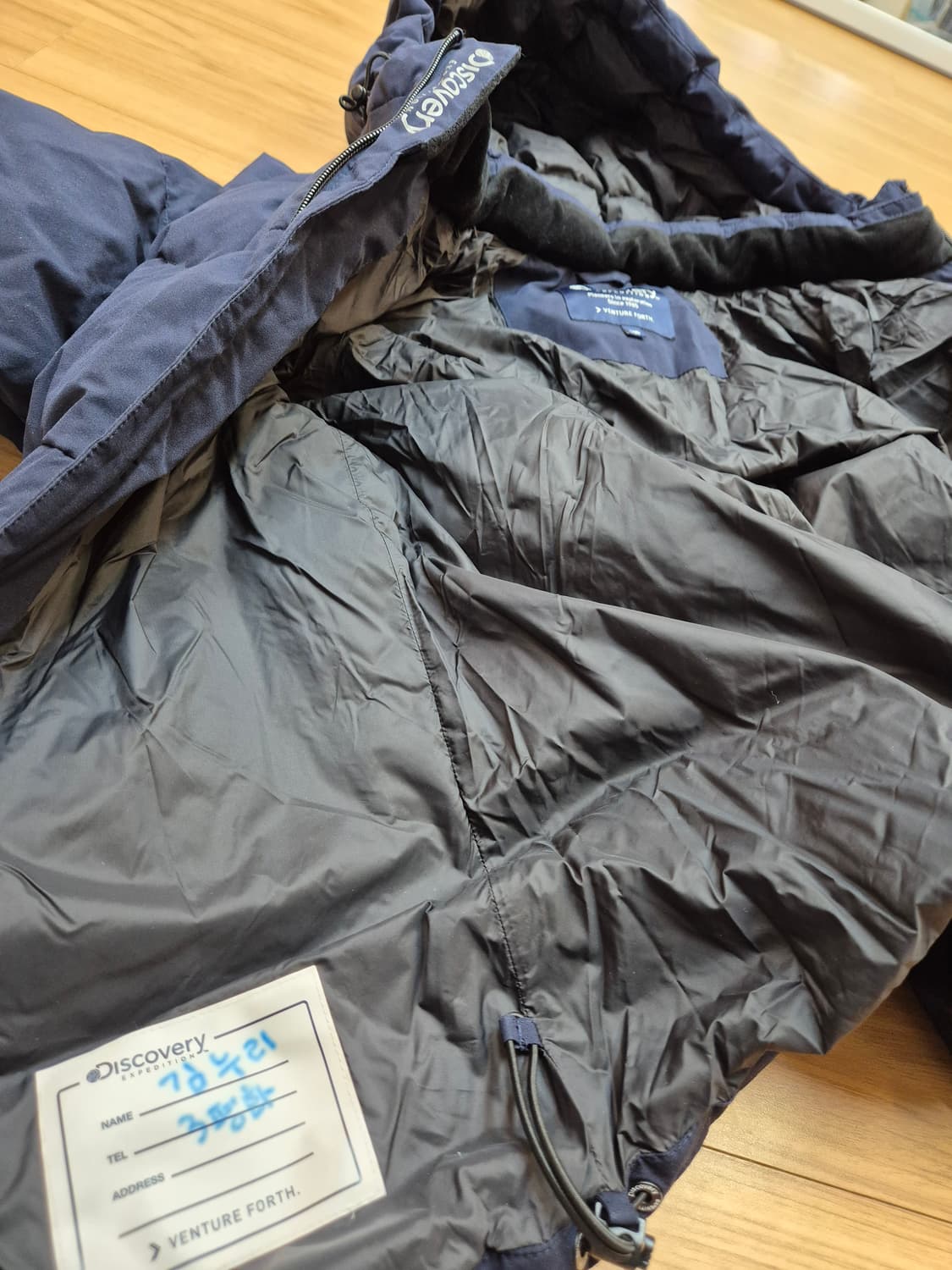 디스커버리 키즈 네이비 패딩 140사이즈입니다. 가슴둘레 73cm이고,  상품이미지9