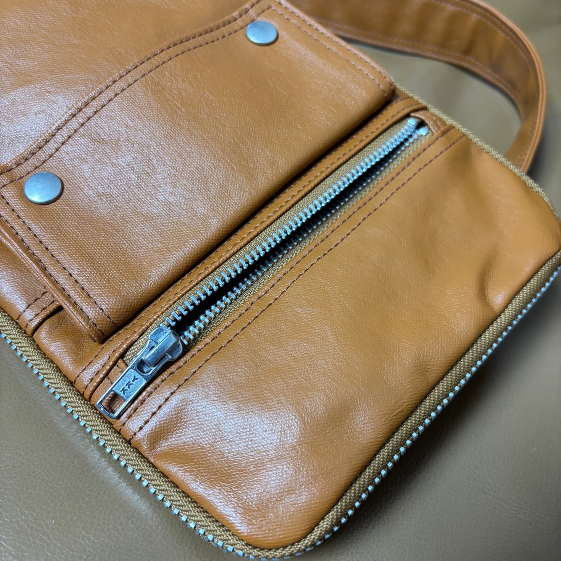 PORTER 포터 슬링백 가방 카멜 브라운 (Camel Brown) 상품이미지6