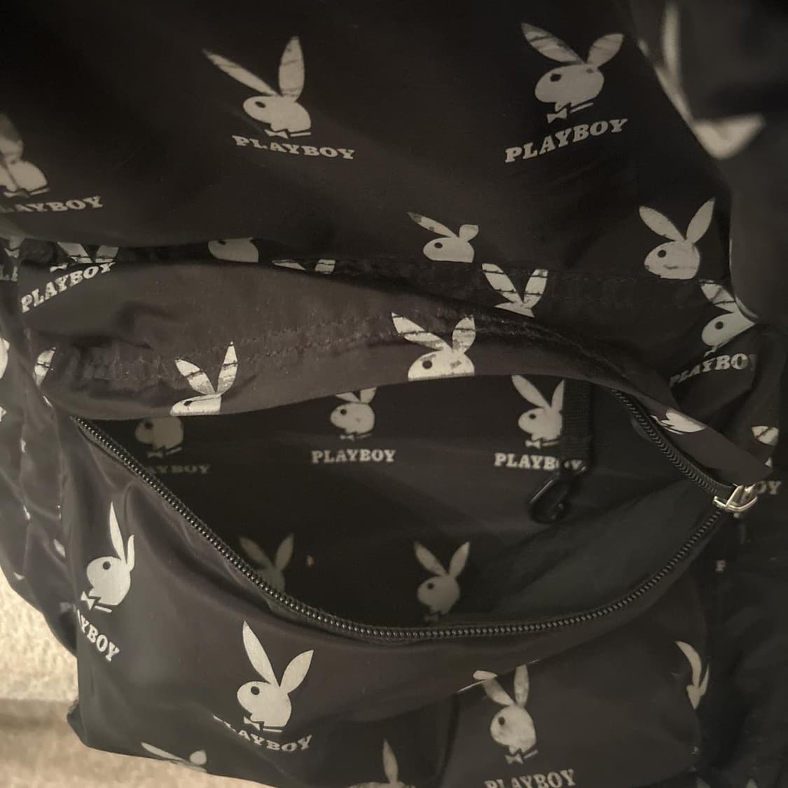 플레이보이 올 오버 프린트 백팩 블랙 상품이미지3