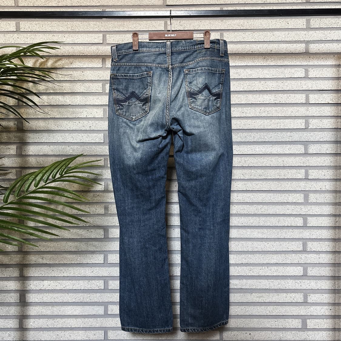 DKNY 클래식 인디고 페이드 데님팬츠 디스트로이드 디테일 상품이미지3