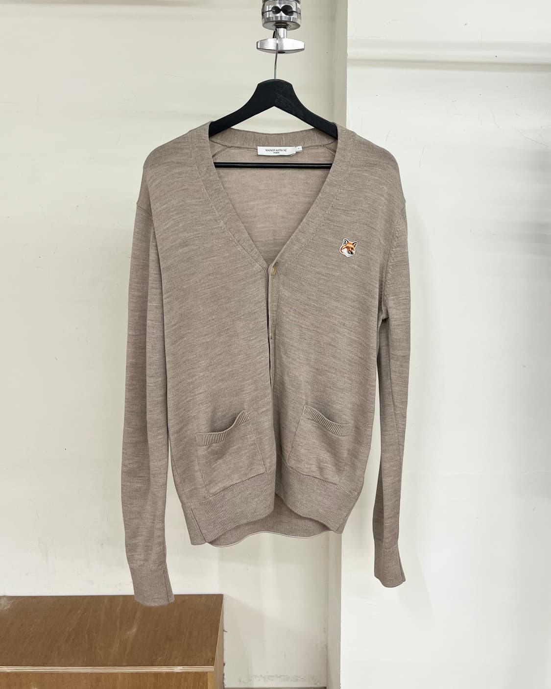 메종 키츠네 베이지 폭스 헤드 패치 클래식 가디건 상품이미지1