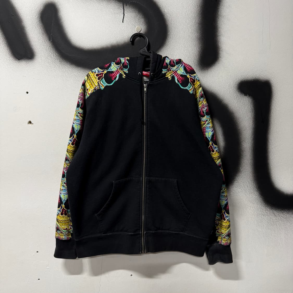 FW22 슈프림 스컬스 집업 후디드 스웻셔츠 블랙 상품이미지2