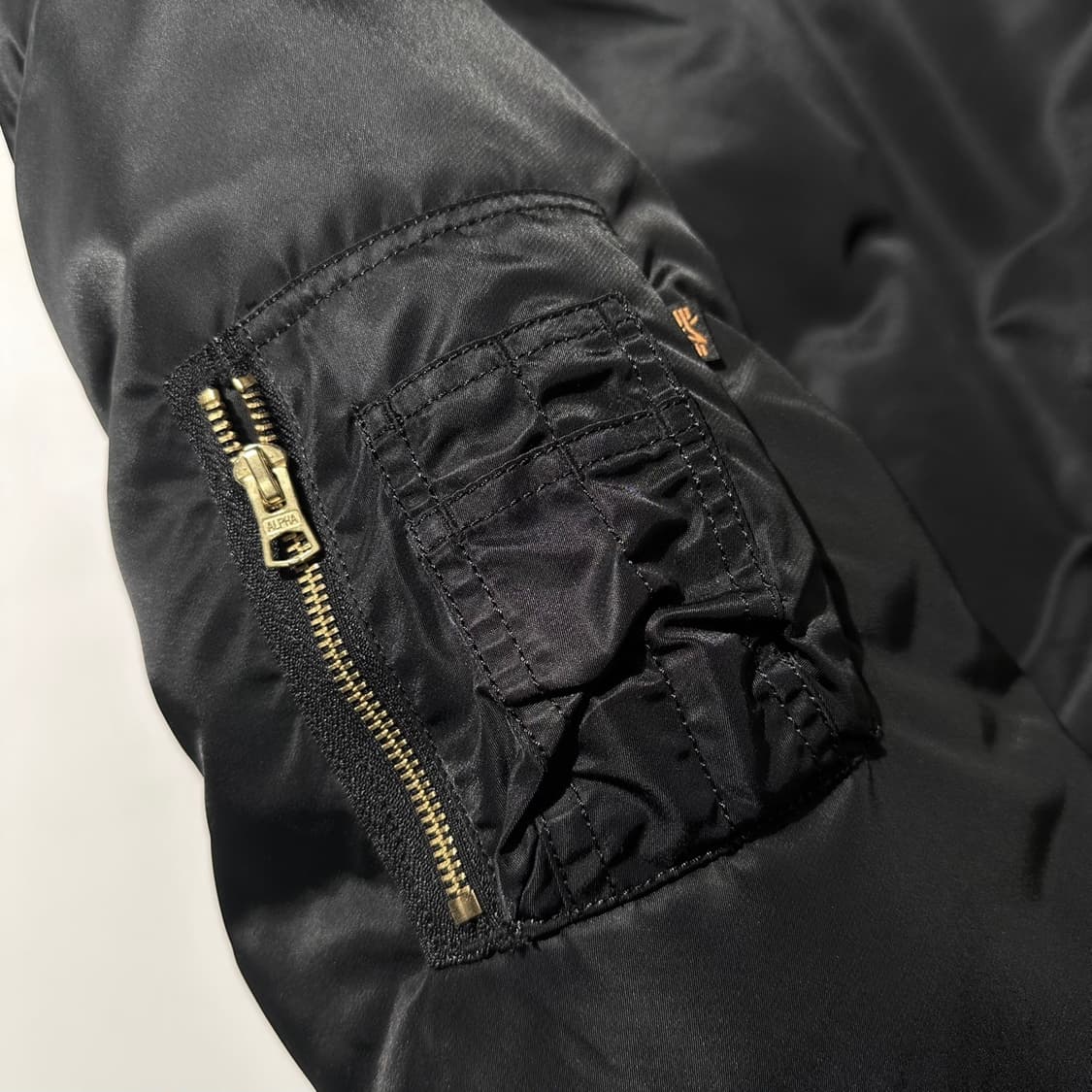 알파 인더스트리 MA-1 항공 점퍼 블랙 상품이미지5