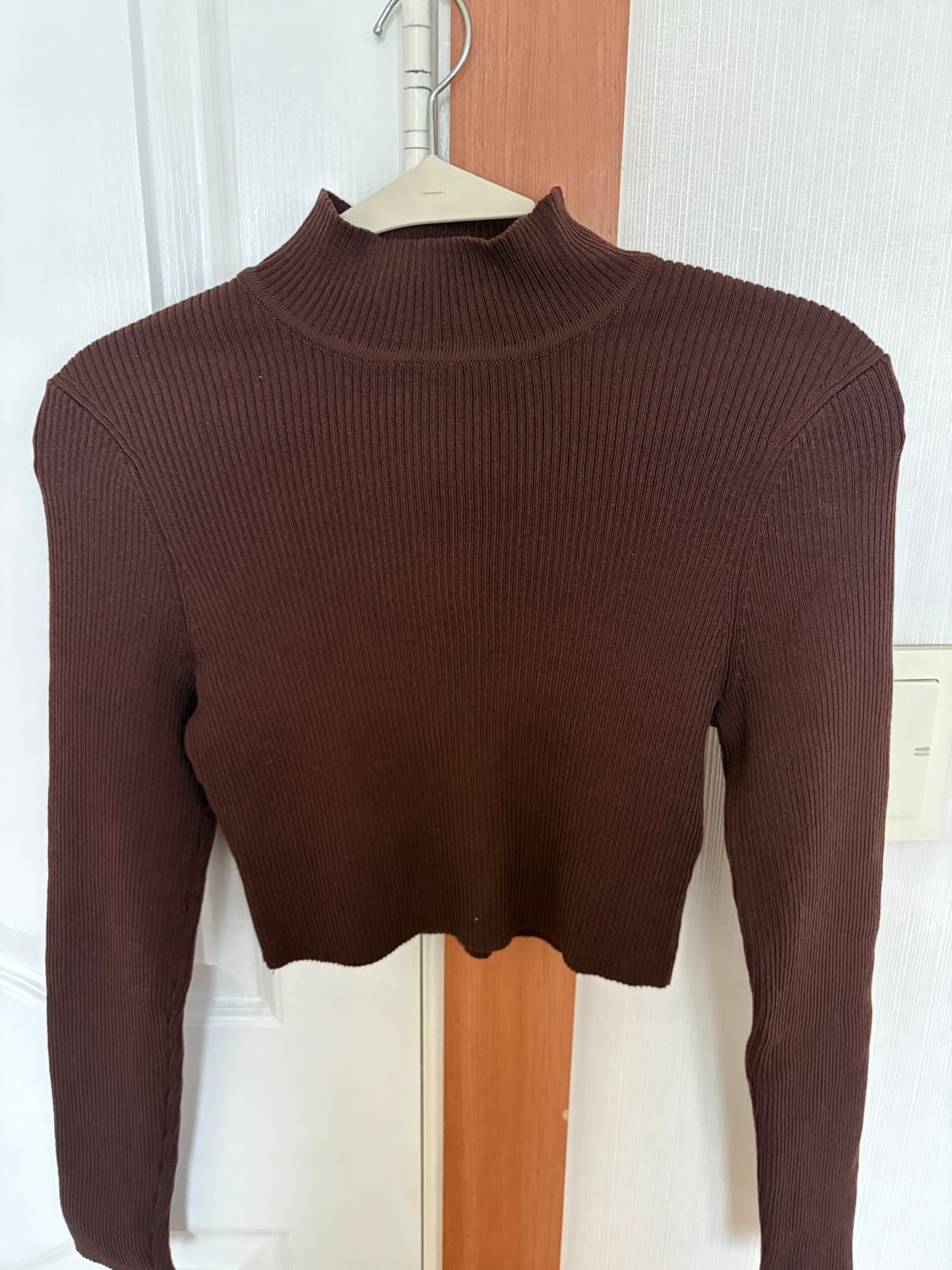 h&m 브라운 터틀넥 크롭 니트 상품이미지2