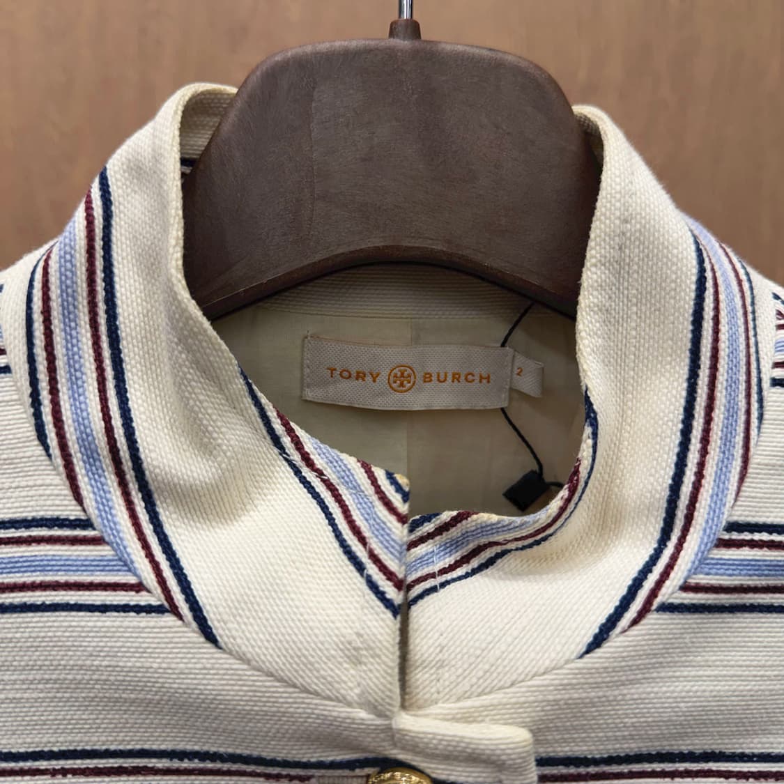 토리버치 테일러드 자켓 블루 스트라이프 패턴 견장 디테일 레귤러핏 화이트 상품이미지6