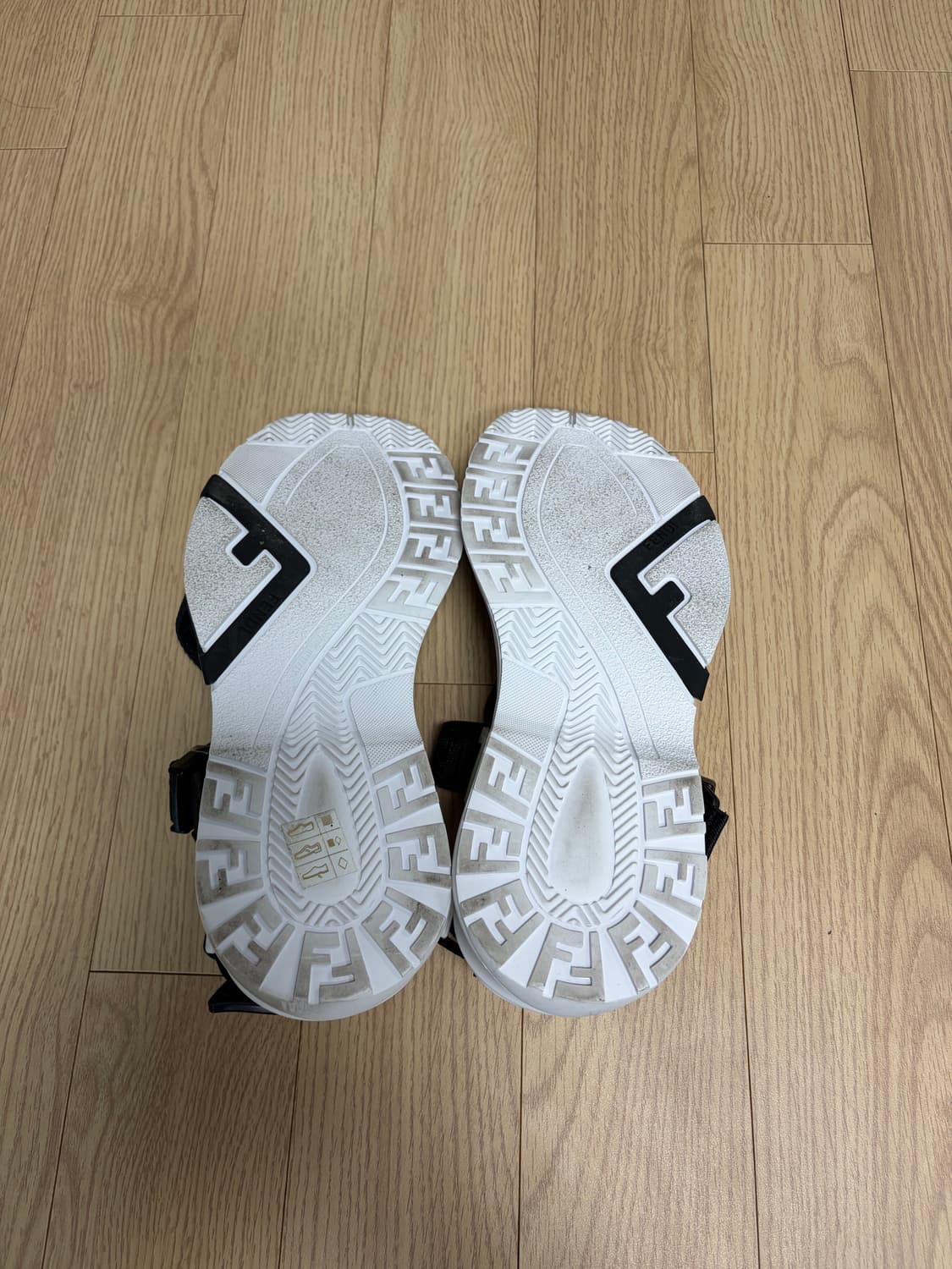 펜디 플로우 남성 샌들  상품이미지4