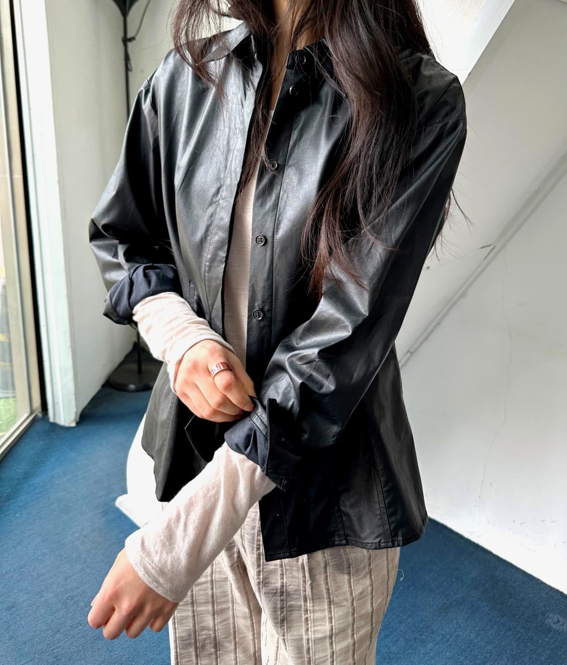 Fake leather design tuck shirt 상품이미지5