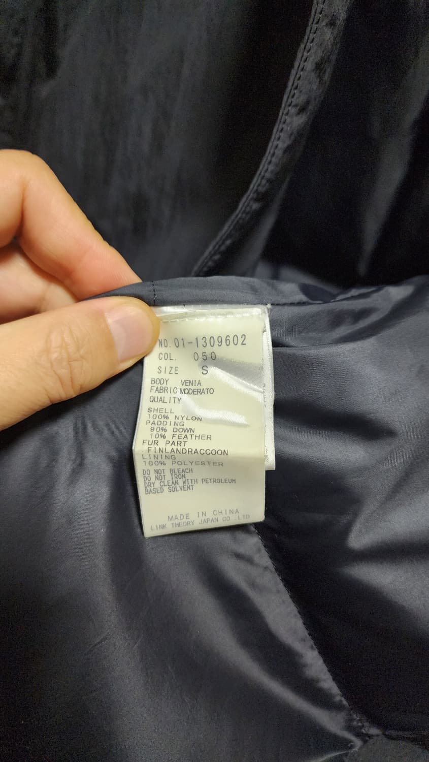 띠어리 후드 라쿤털 장식 블랙 롱 패딩 상품이미지5