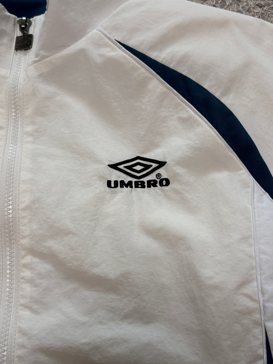 엄브로 아이보리 바람막이 상품이미지3