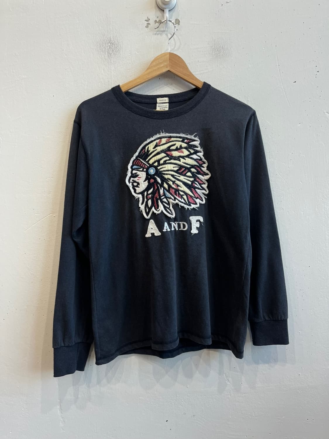 아베크롬비 인디언 아플리케 롱슬리브 상품이미지1