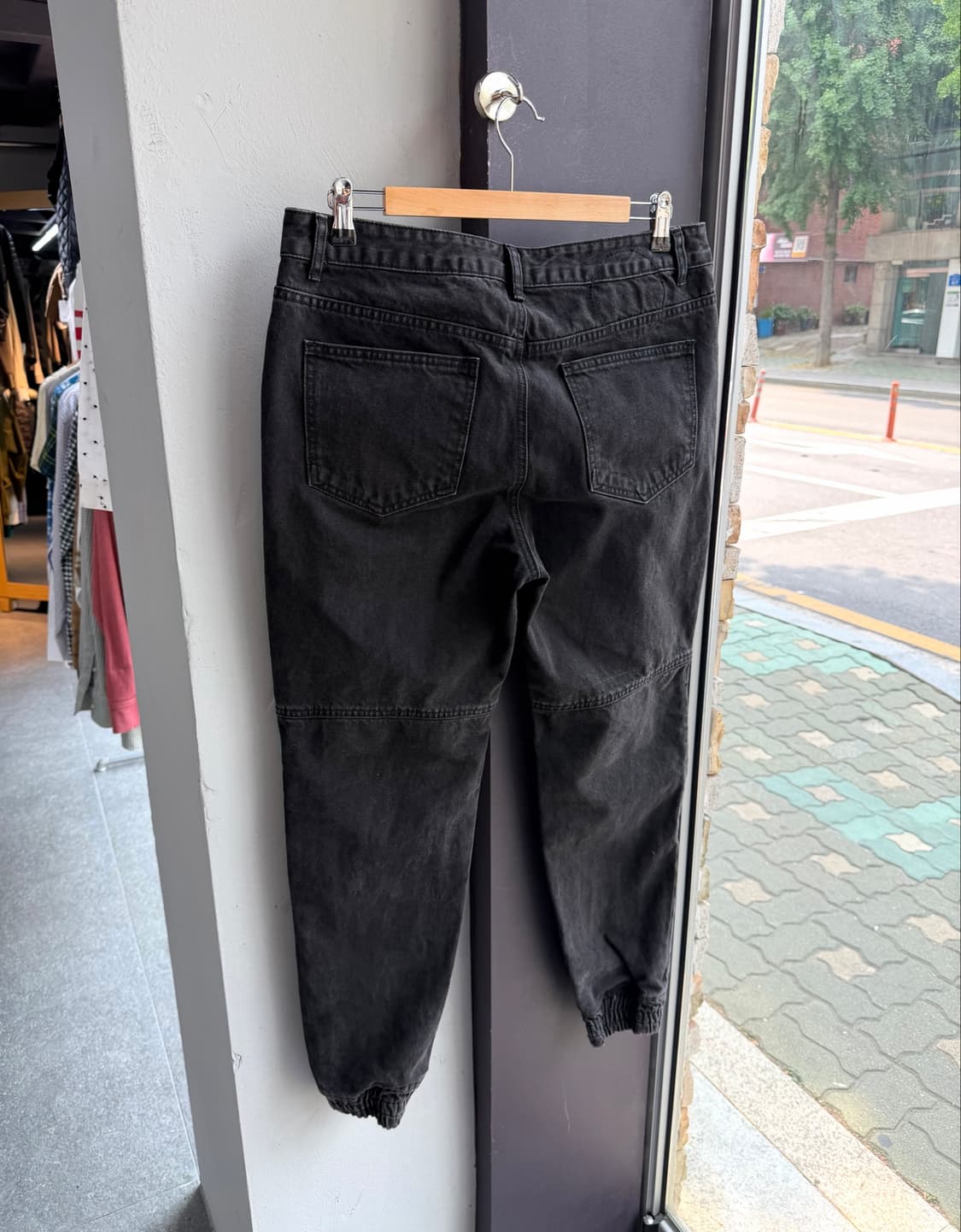 48/ 준지 흑청 무릎절개 조거 데님팬츠 상품이미지8