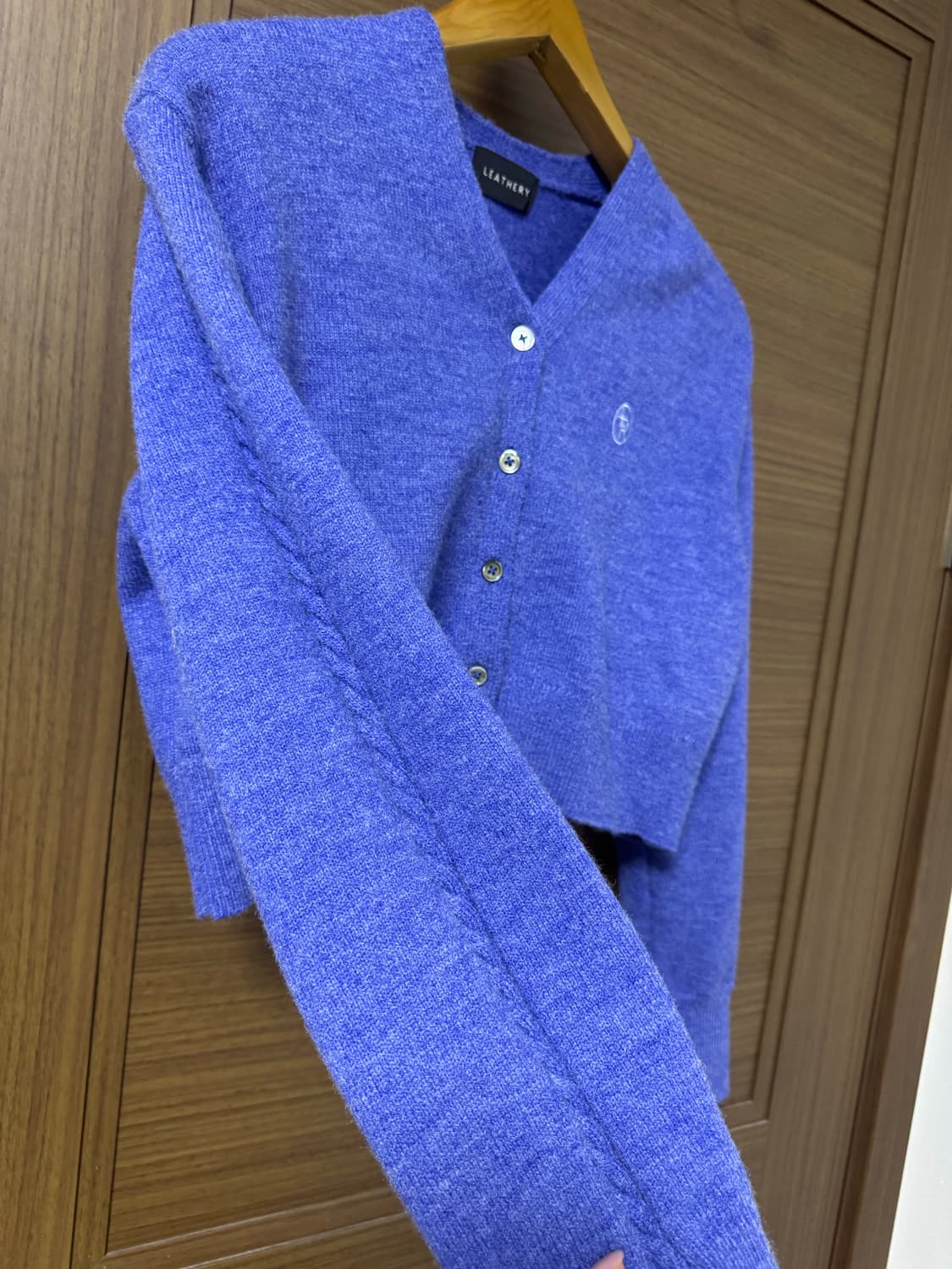 레더리 라인 케이블 니트 크롭 가디건 [BERRY BLUE] 상품이미지2