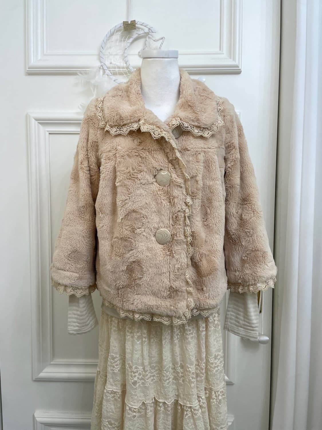 beige lace trim collar fairy fur jacket 상품이미지1