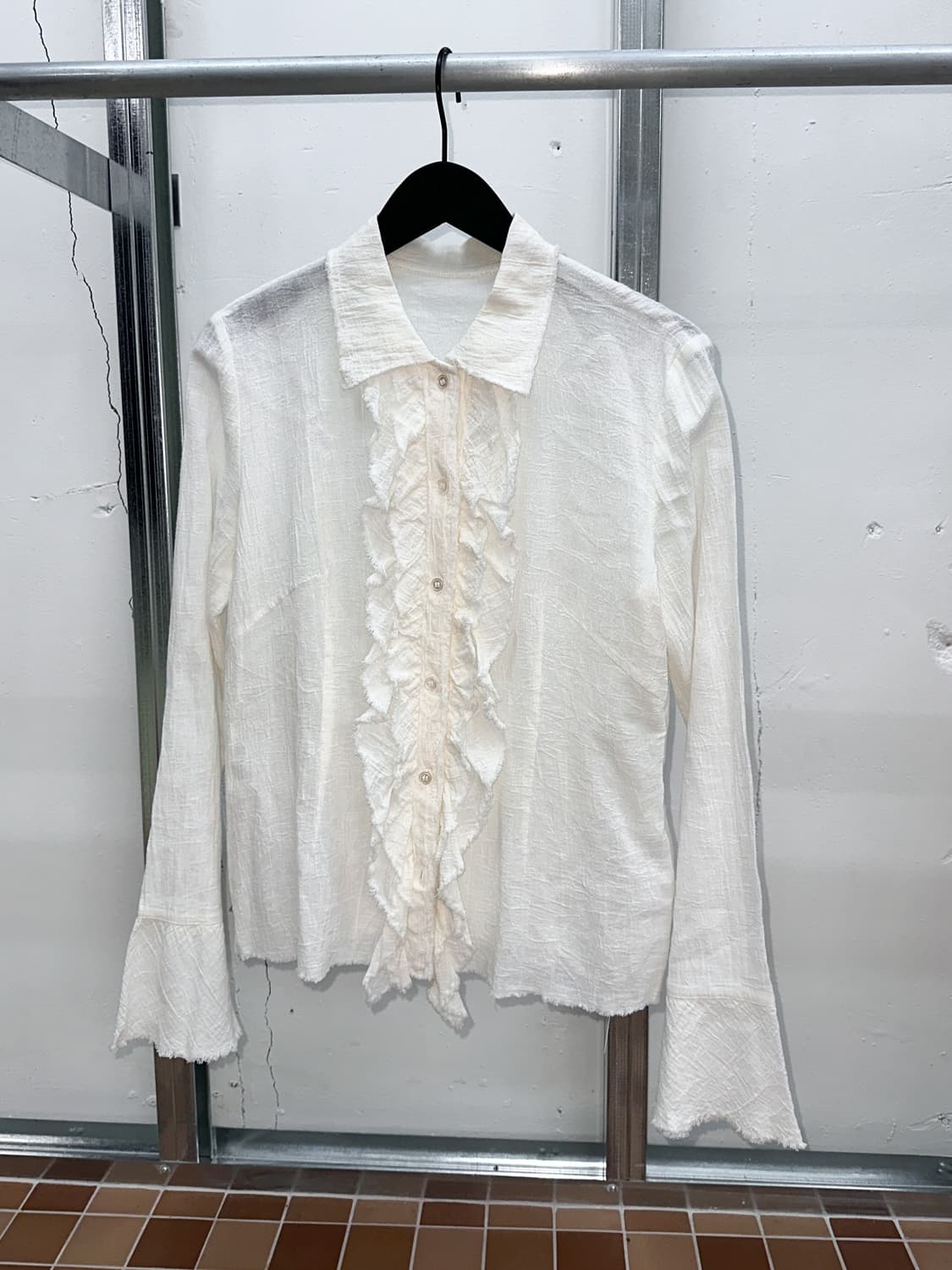 ivory ruffle blouse 상품이미지1