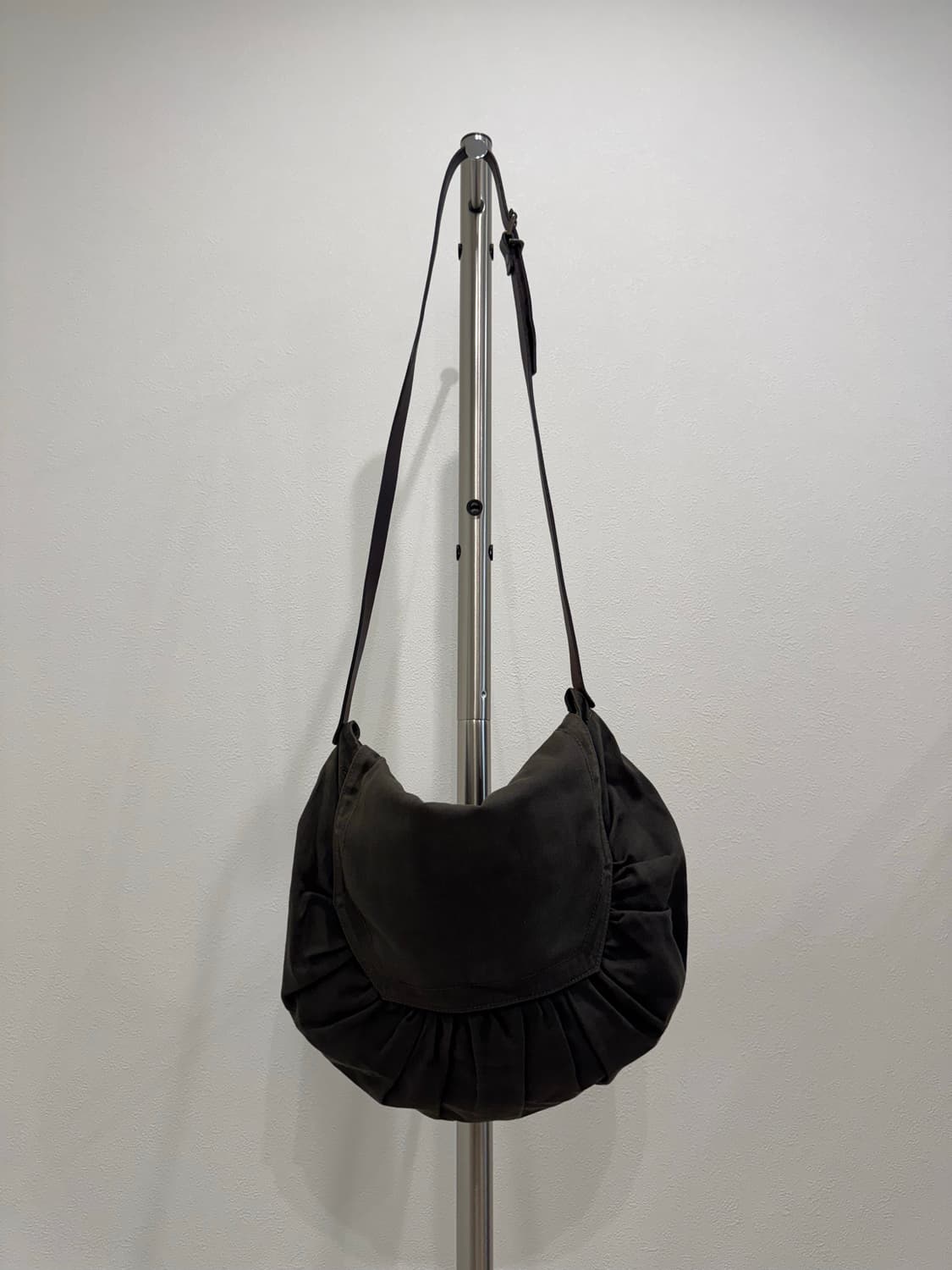 드리스반노튼 루나 폴드 숄더백 상품이미지1