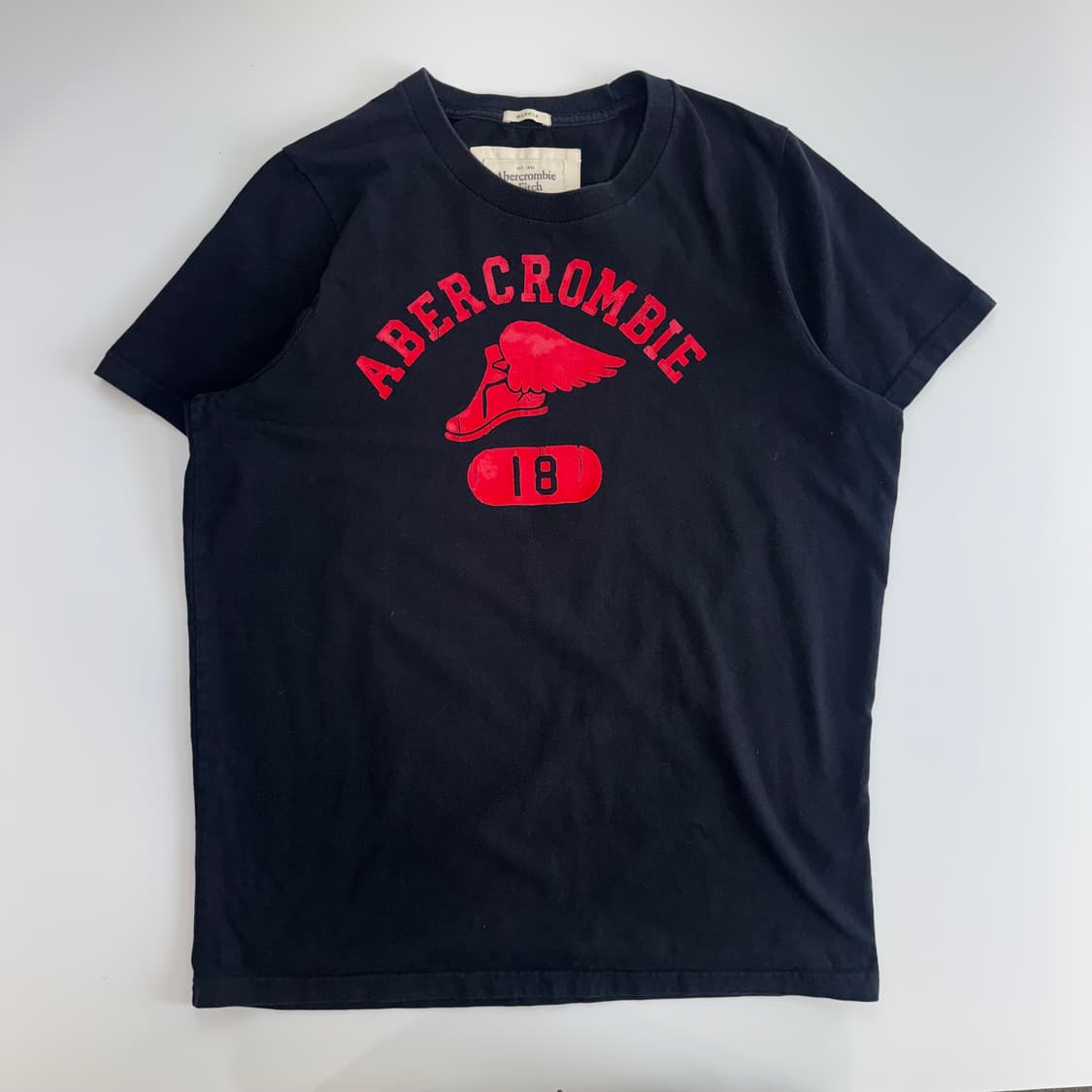 Abercrombie 아베크롬비 레드로고 다크 네이비 반팔 상품이미지3
