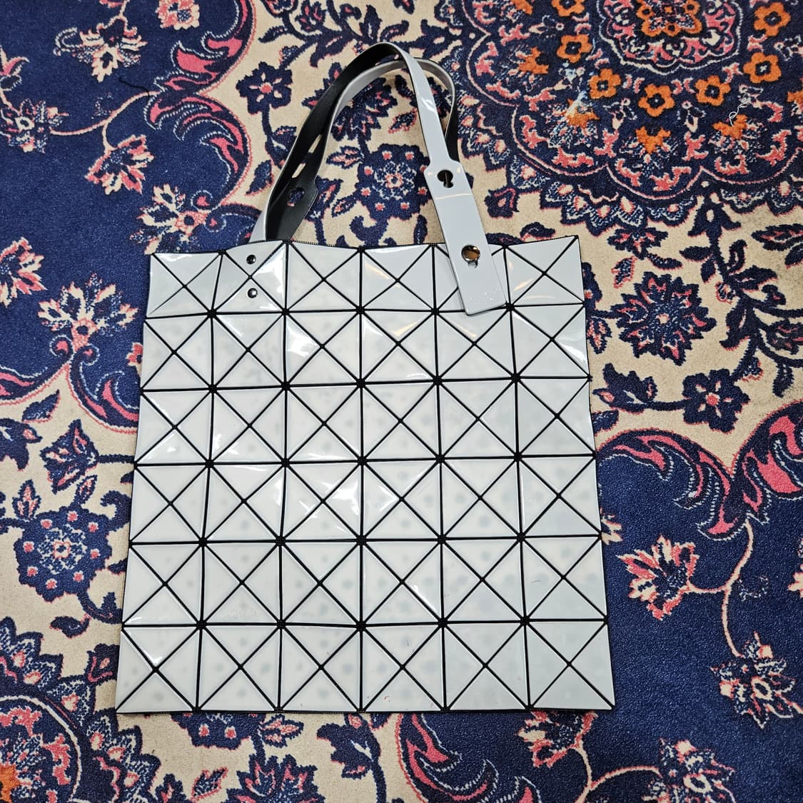 이세이미야케 바오바오 루센트 토트백 33 x 33 size 상품이미지2