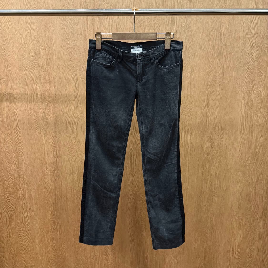 돌체앤가바나 데님 팬츠 사이드 블랙 라인 백포켓 골드 로고 디테일 흑청 상품이미지2