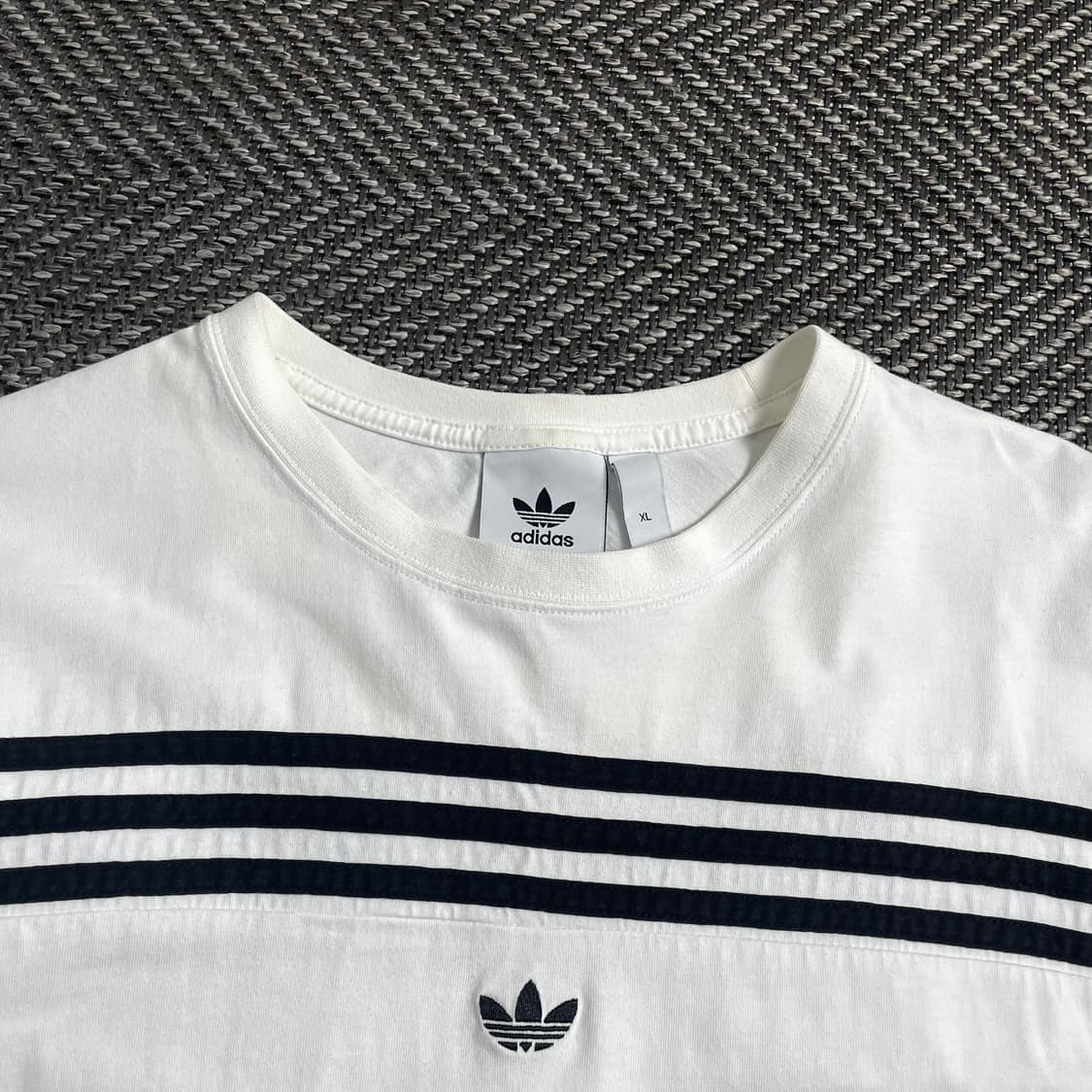아디다스 오리지날 센터로고 화이트 반팔 티셔츠 y 4187 상품이미지4