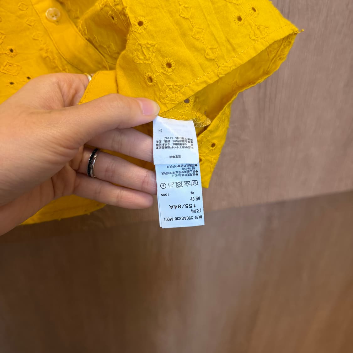 빈티지 슬리브리스 블라우스 아일렛 자수 프릴 요크 디테일 머스타드 상품이미지6