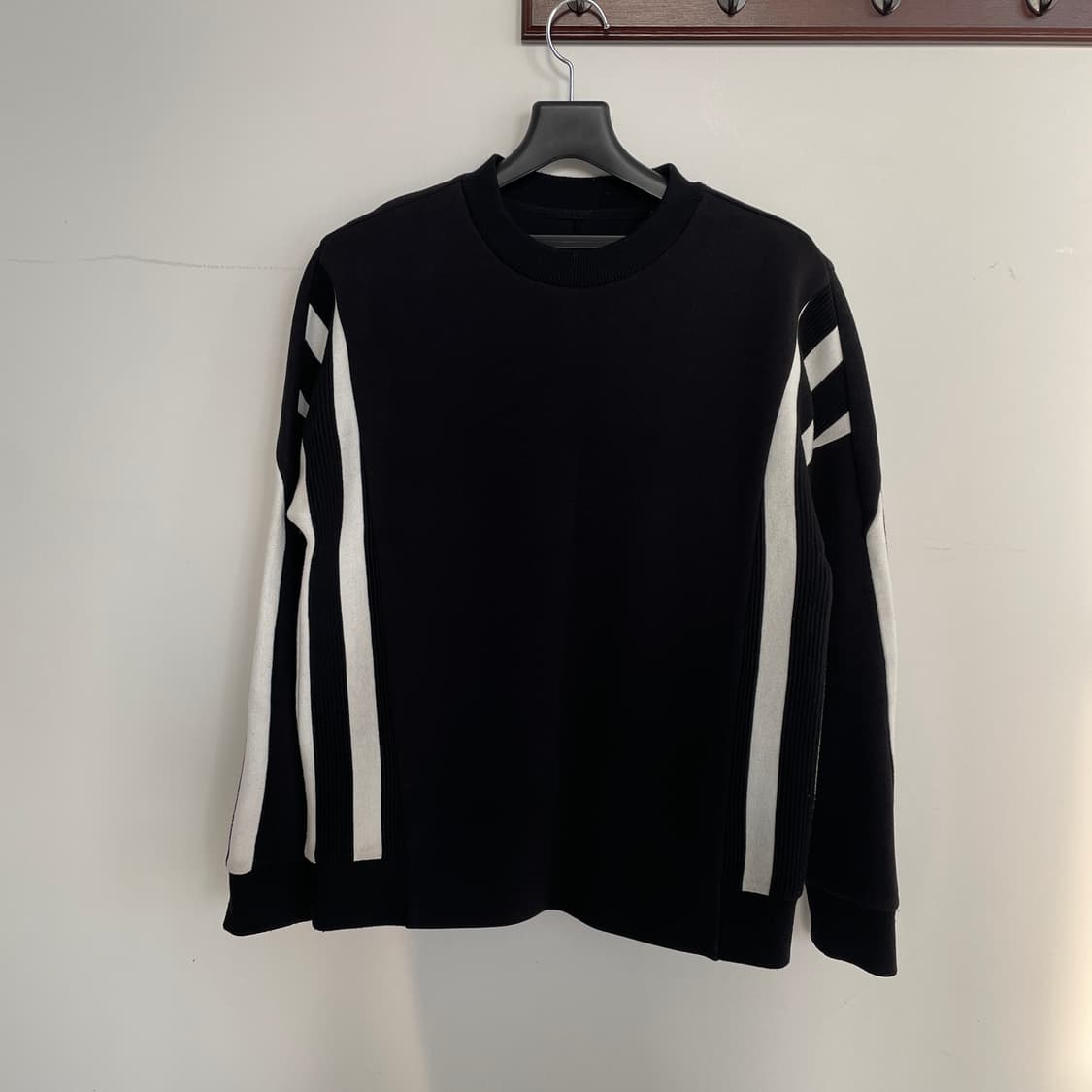 시스템옴므 블랙 사이드 스트라이프 디테일 맨투맨 상품이미지2