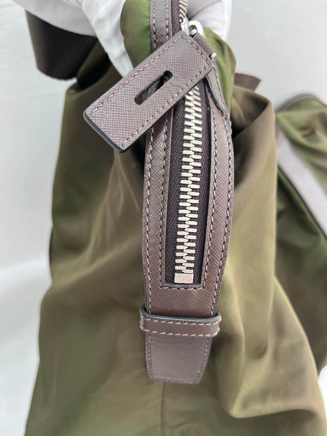 프라다 카키 나일론 토트백 자물쇠 포함 상품이미지9