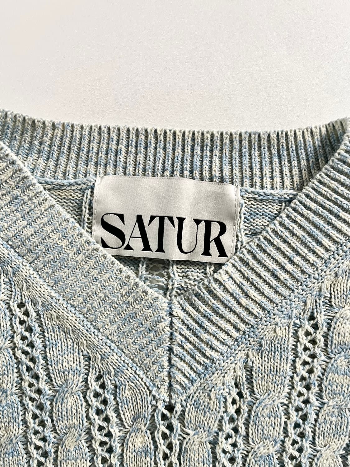 Satur 새터 자수로고 베이비블루 케이블 크로쉐 니트 상품이미지4