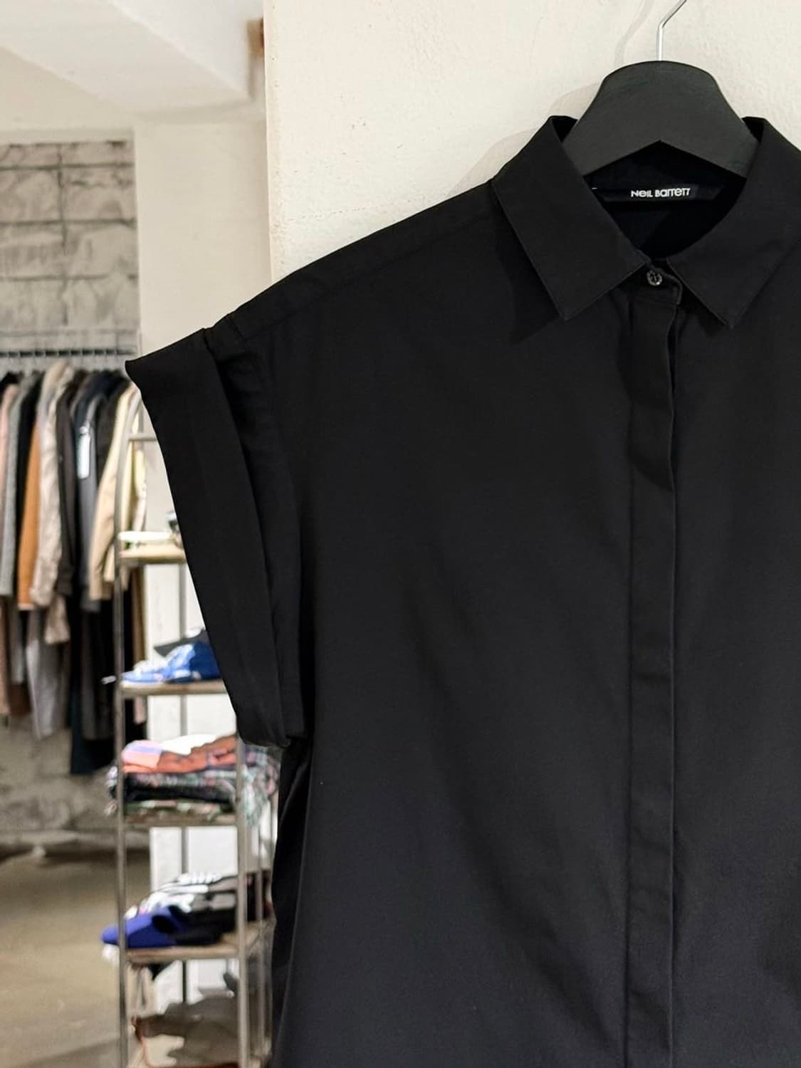 닐바렛 블랙 코튼 블렌드 히든버튼 하프티셔츠 상품이미지2