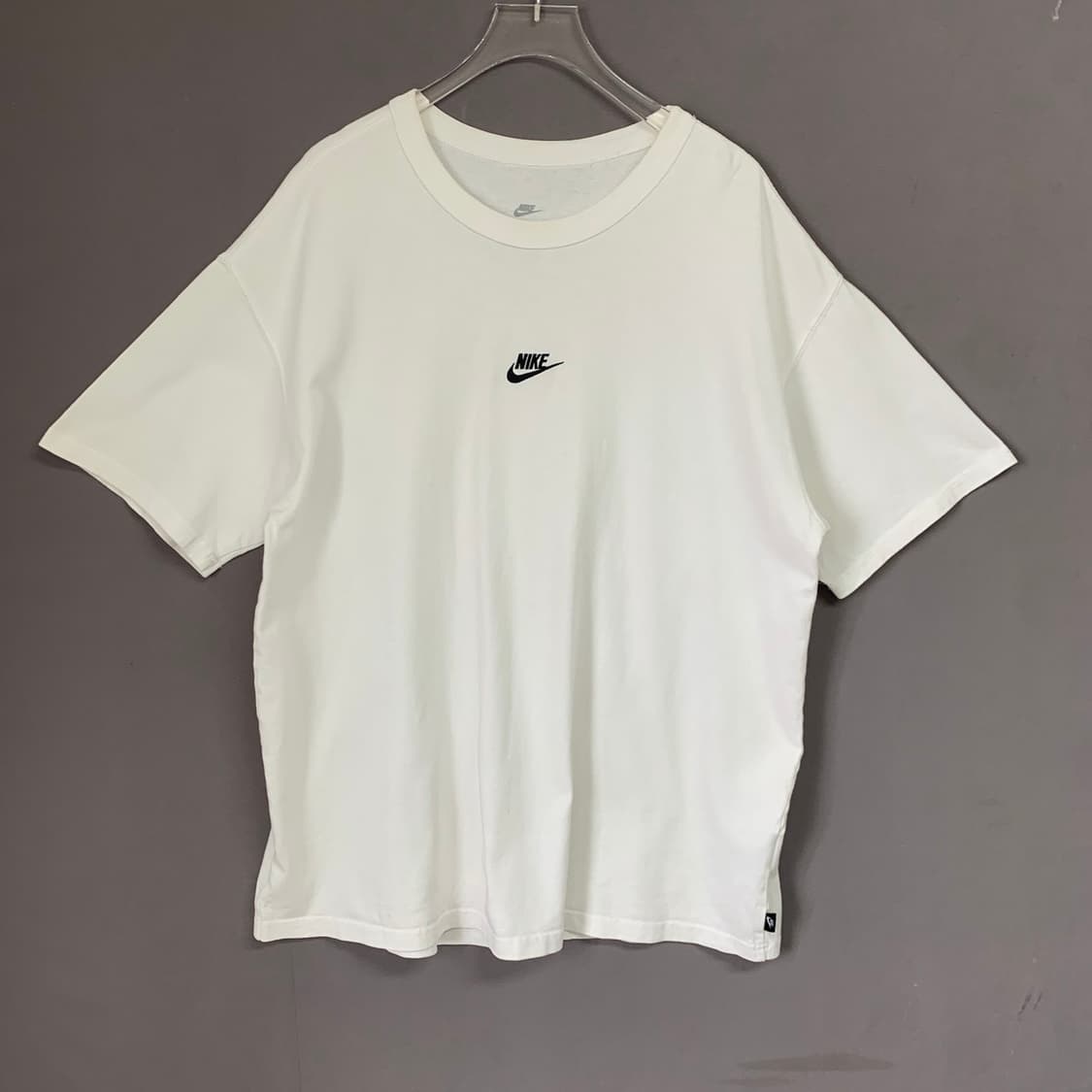 XL 나이키 프리미엄 에센셜 센터 스우시 루즈핏 반팔티 상품이미지2