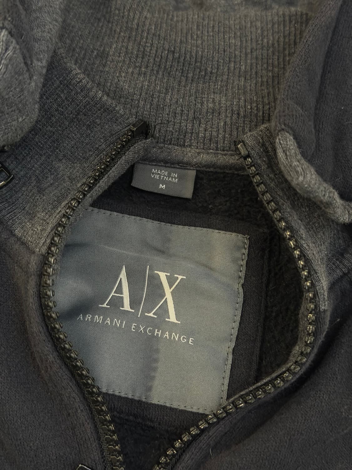 아르마니 익스체인지 메탈로고 후드집업 블랙 상품이미지4