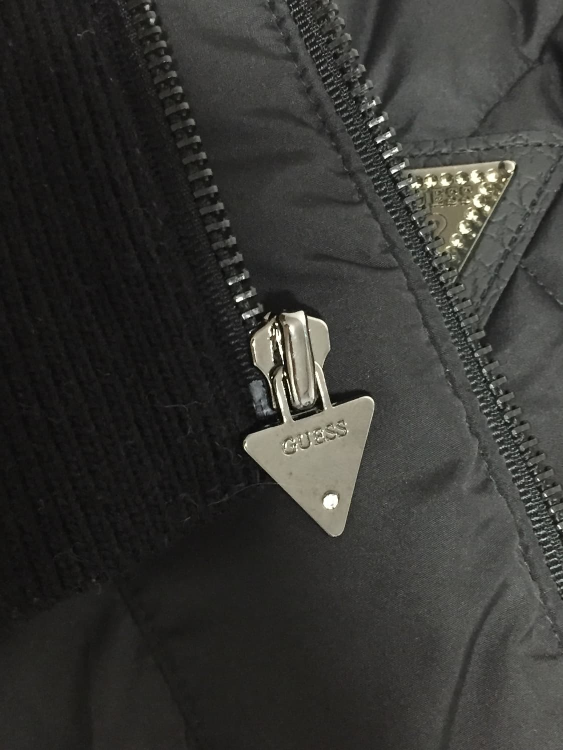 게스 크롭 패딩 블랙  상품이미지4