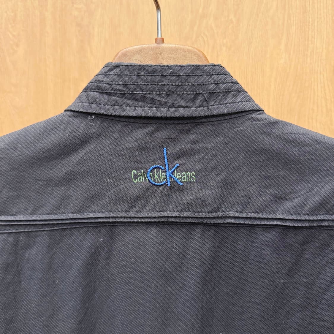 캘빈클라인 진스 반팔 셔츠 백 로고 자수 디테일 버튼업 블랙 상품이미지6